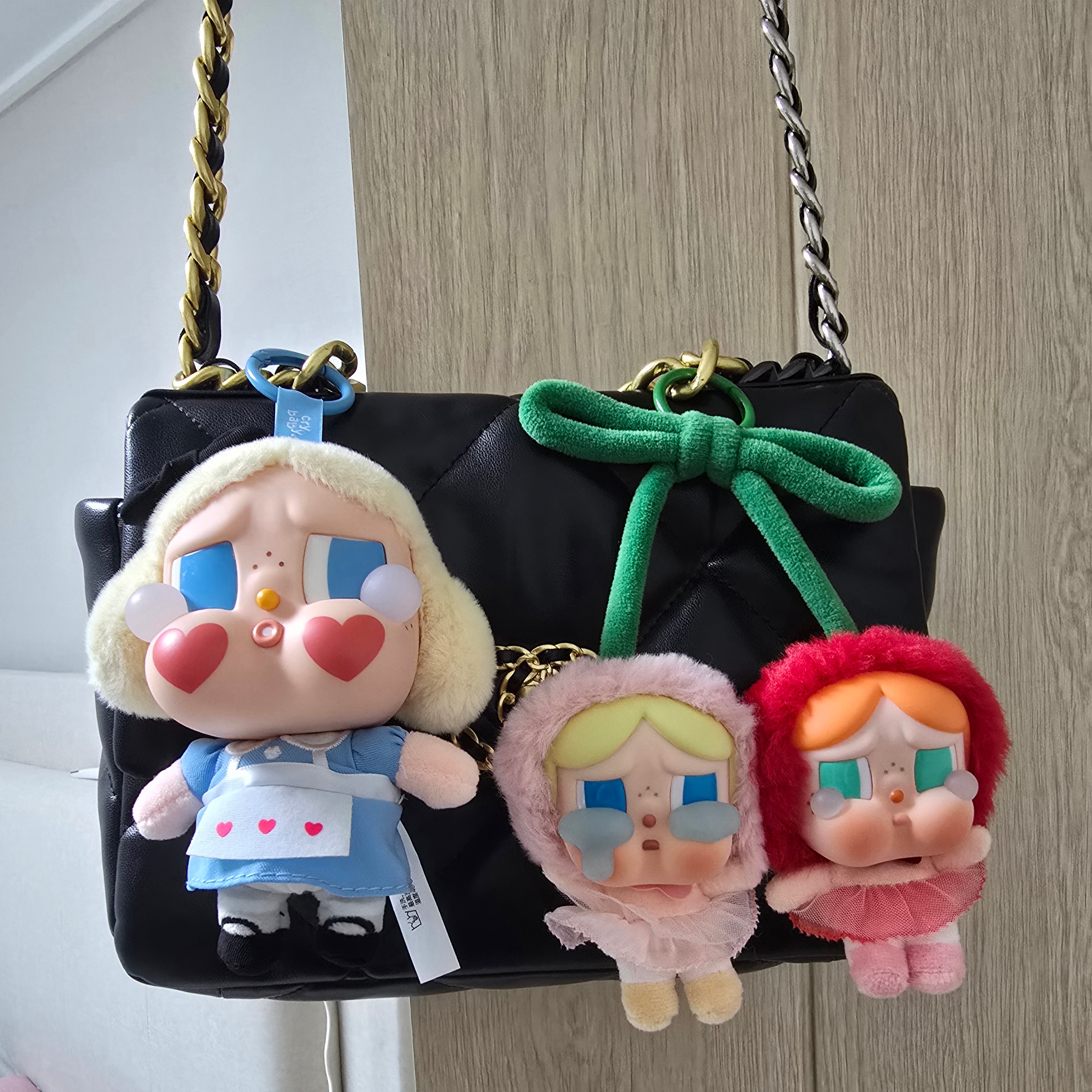 Pop Mart Crybaby Crying For Love Series Vinyl Plush, Pop Mart Crybaby Crying Again Series Plush Keyring She's Alice (Opened Case) 착용 스타일