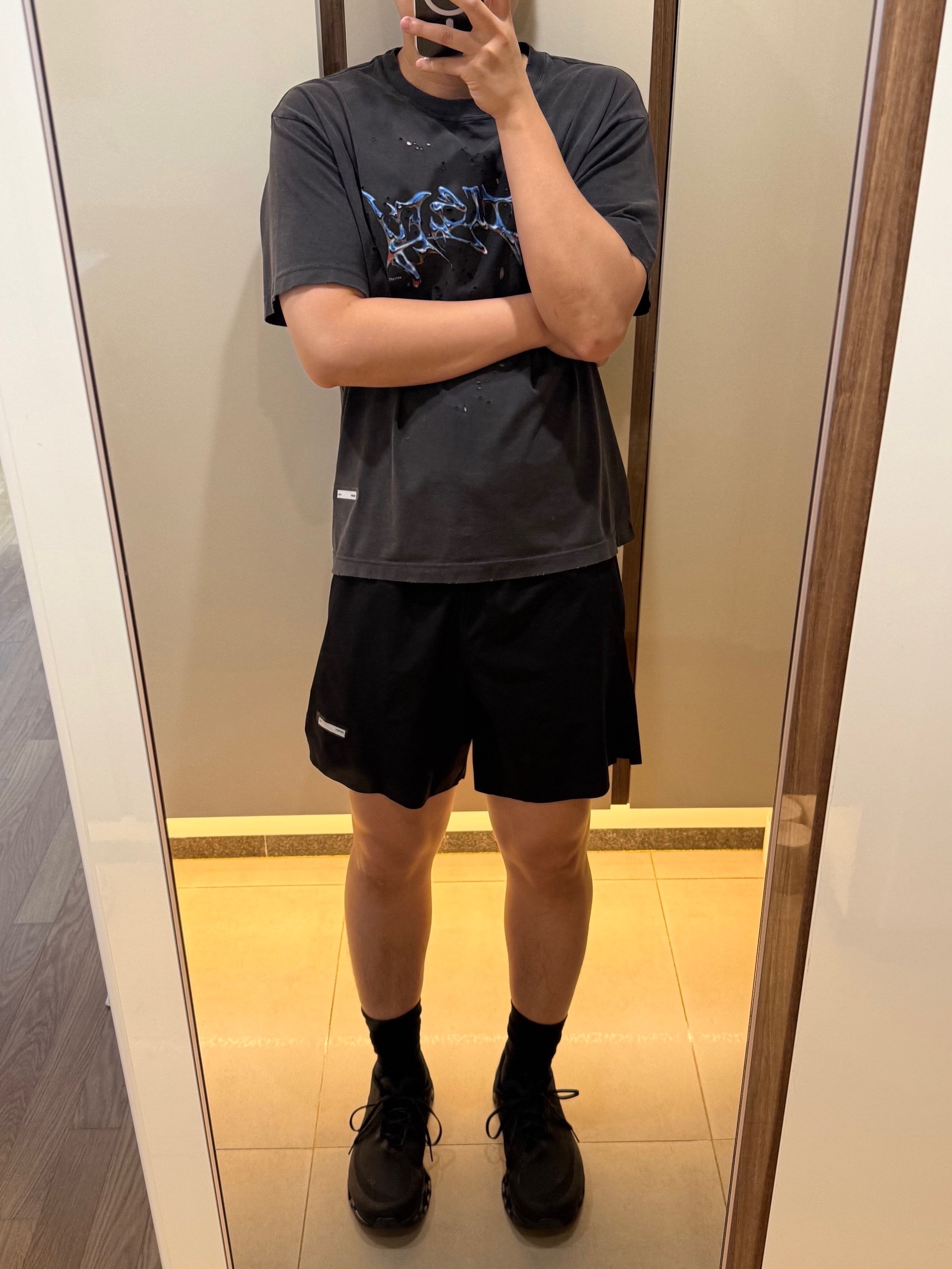 Satisfy Mothtech T-Shirt Aged Black, Satisfy Peaceshell 5 Inch Unlined Shorts Black 착용 스타일