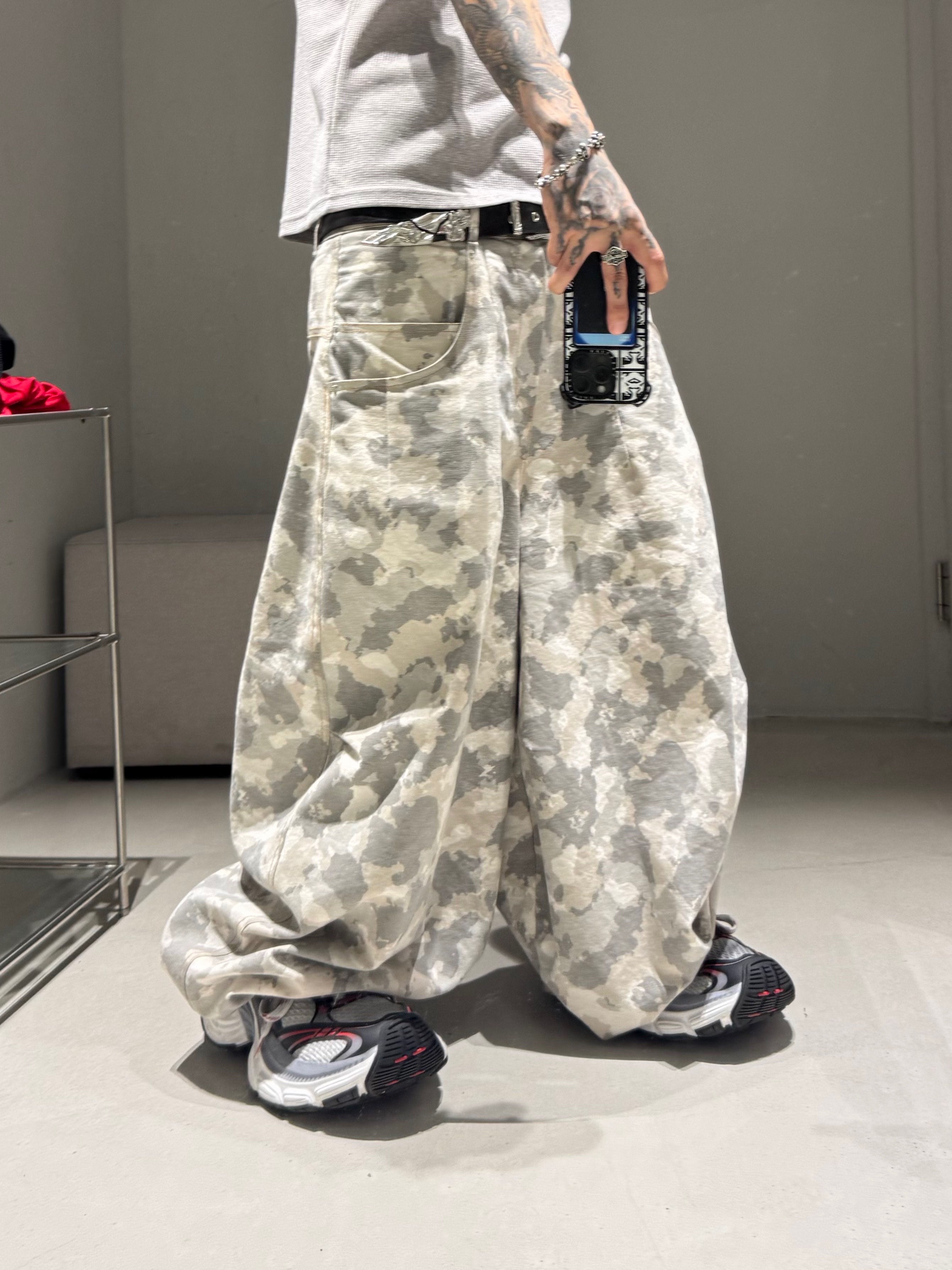 Balenciaga 10XL Sneakers Grey White Red 착용 스타일 - 2