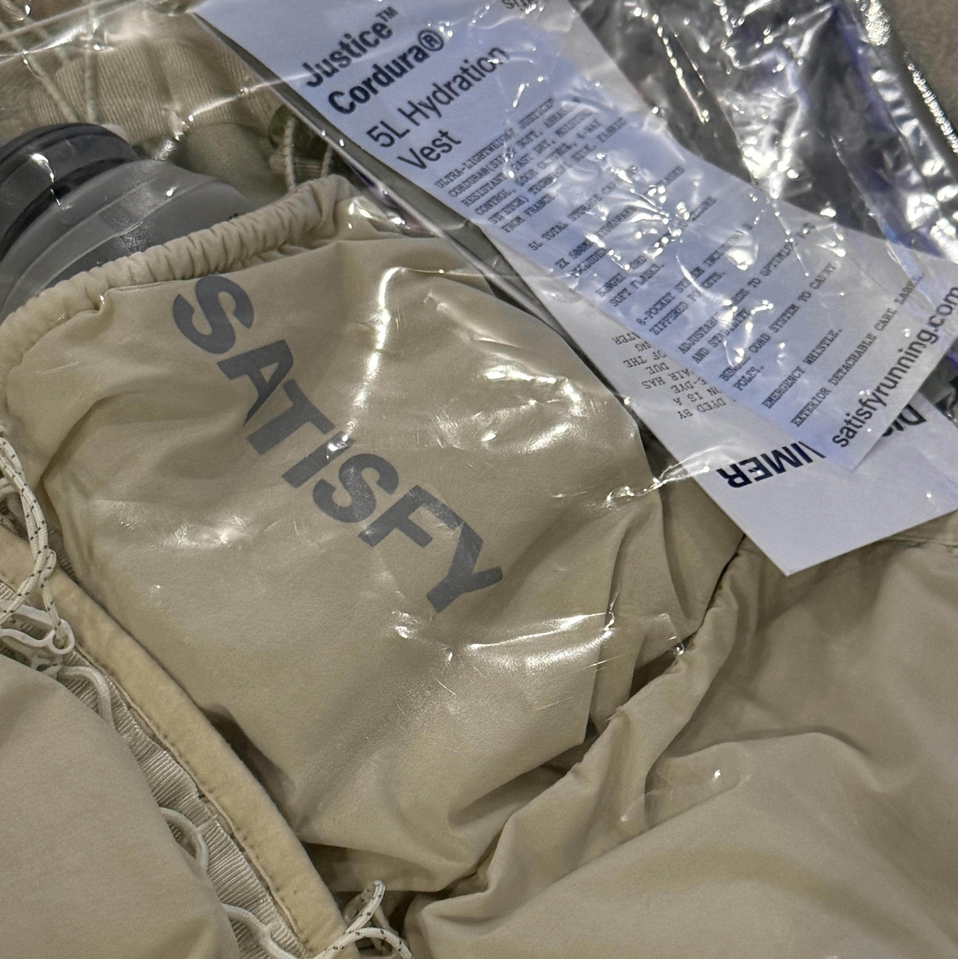 Satisfy Justice Cordura 5L Hydration Vest Mineral Off White 착용 스타일