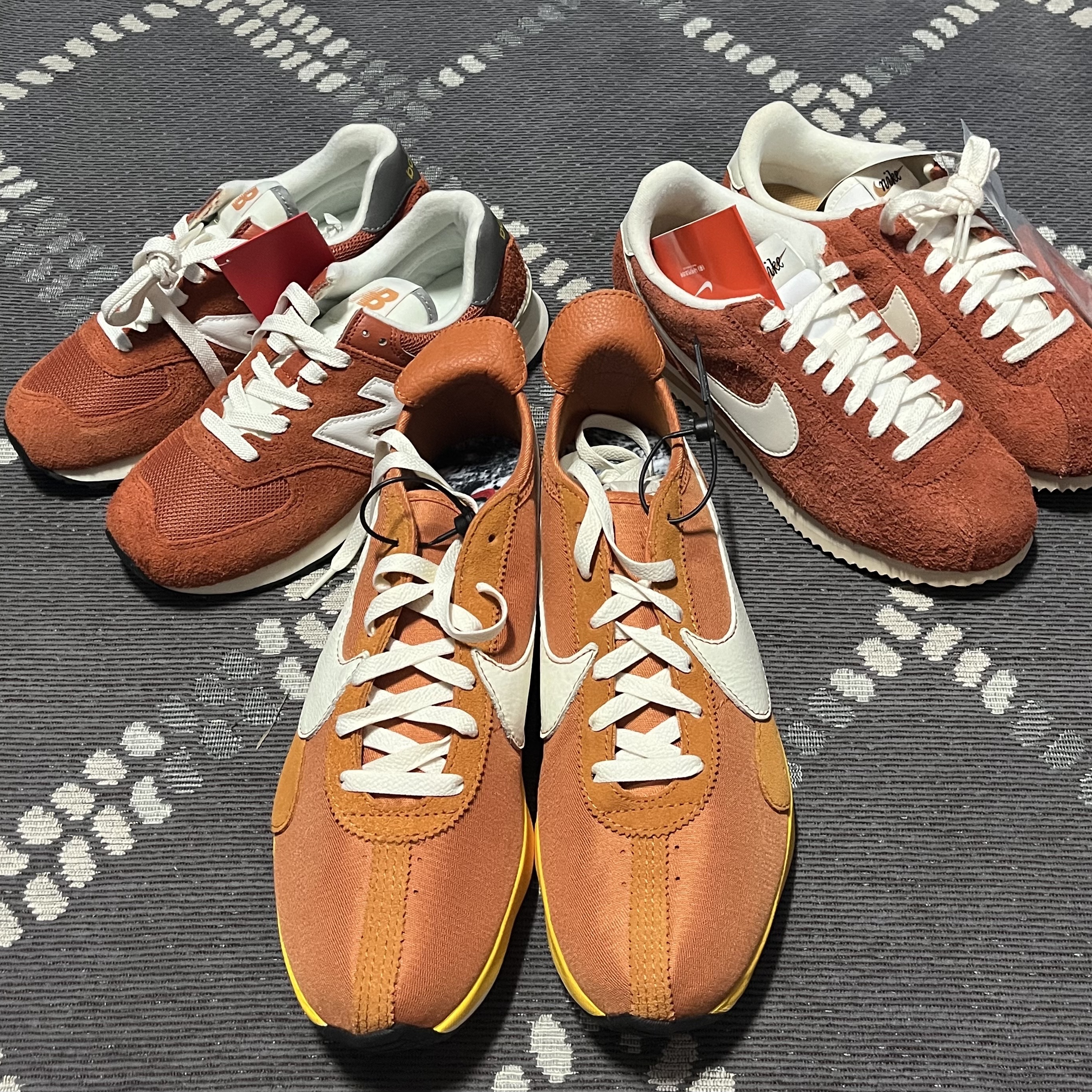 New Balance 574 Heritage Orange Burst White, Nike Cortez SE Dark Russet Flax 착용 스타일