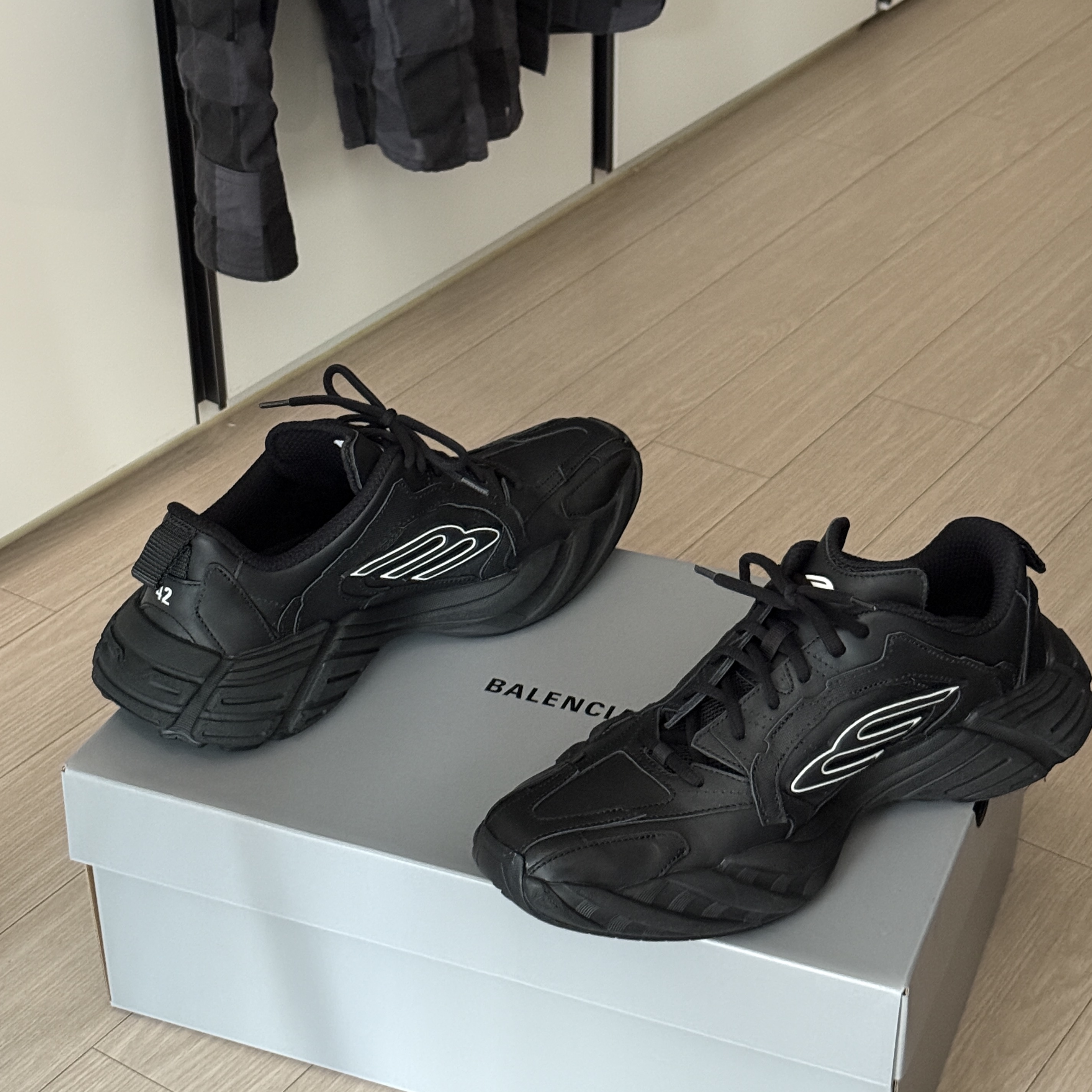 Balenciaga Monday Shoe Black 착용 스타일 - 1
