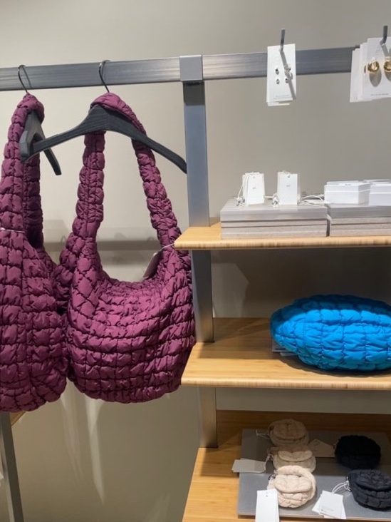 COS Quilted Oversized Shoulder Bag Burgundy 착용 스타일 - 3