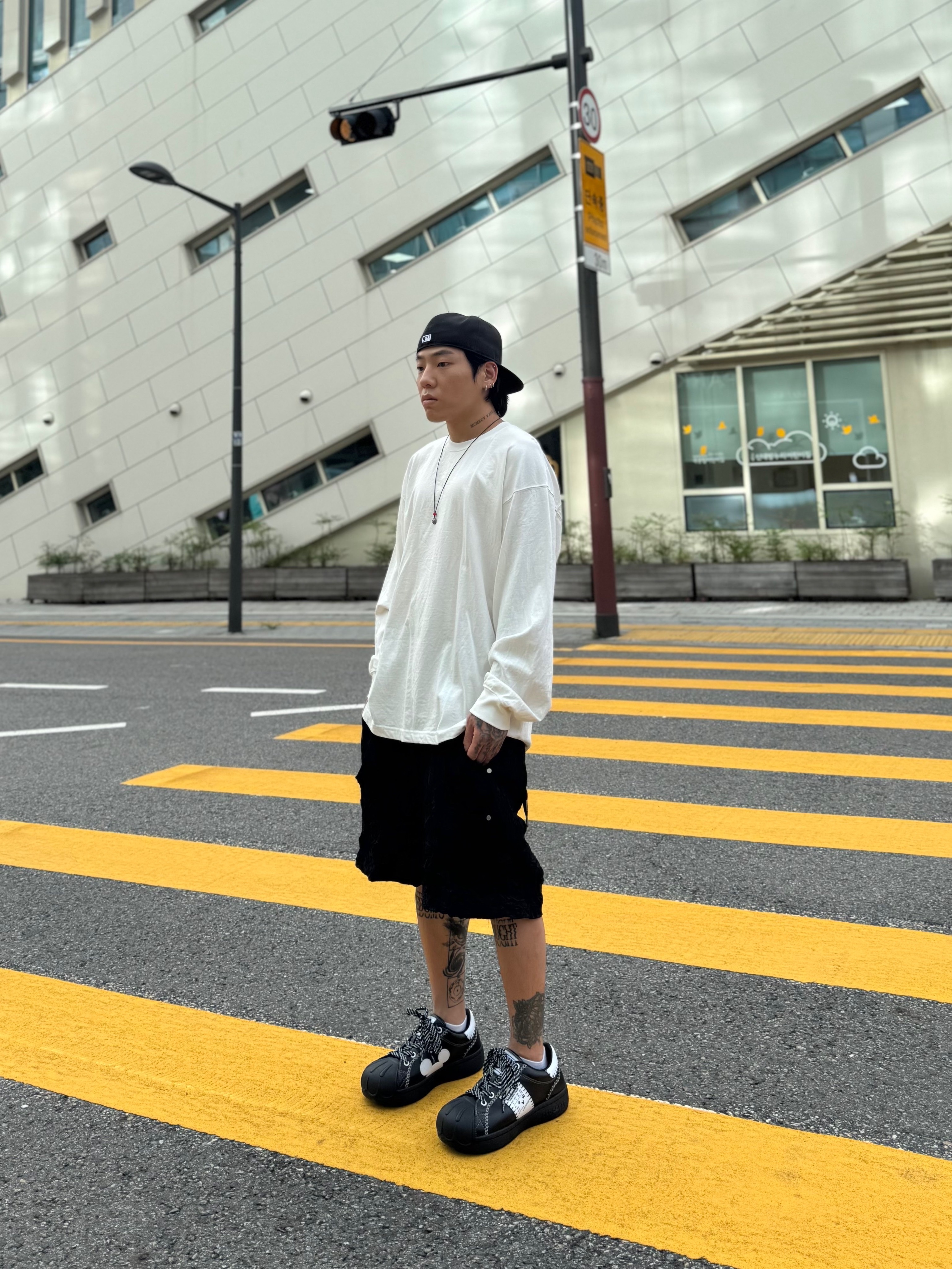 Wapworks Crease Baggy Shorts, New Era 59Fifty MLB Authentic New York Yankees Game Navy 착용 스타일 - 5