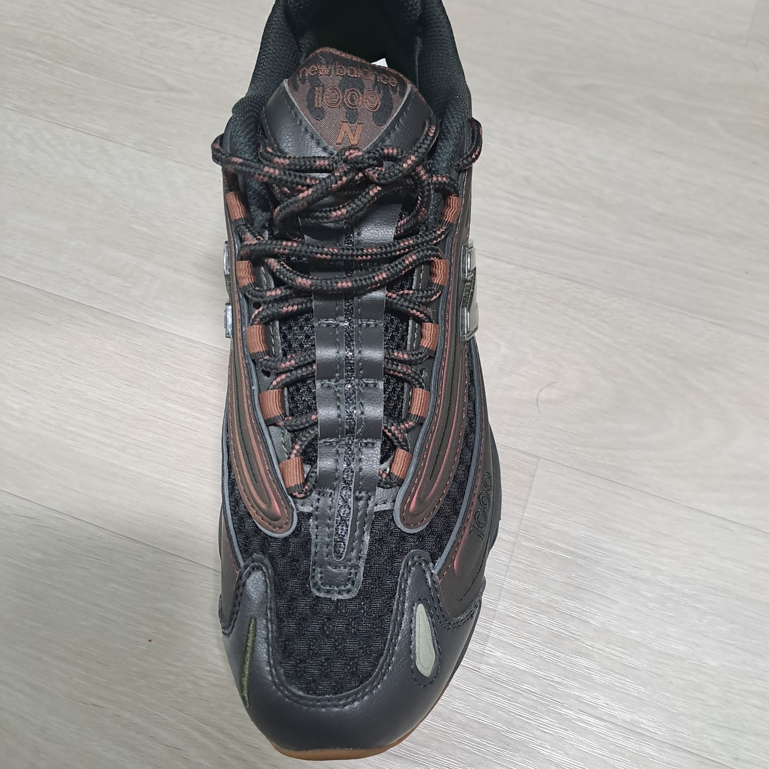 New Balance x Joe Freshgoods 1000 Pirate Black Nutmeg 착용 스타일 - 4