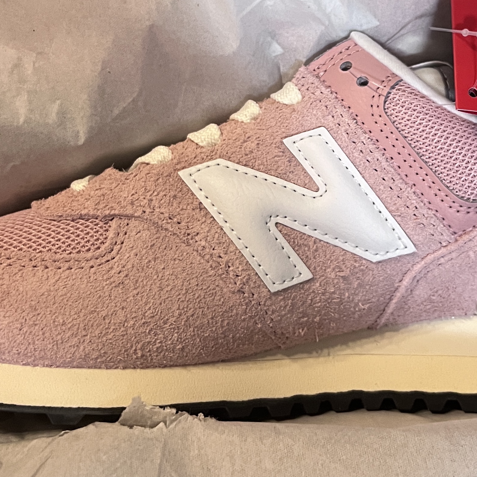 New Balance 574 Heritage Mellow Pink 착용 스타일