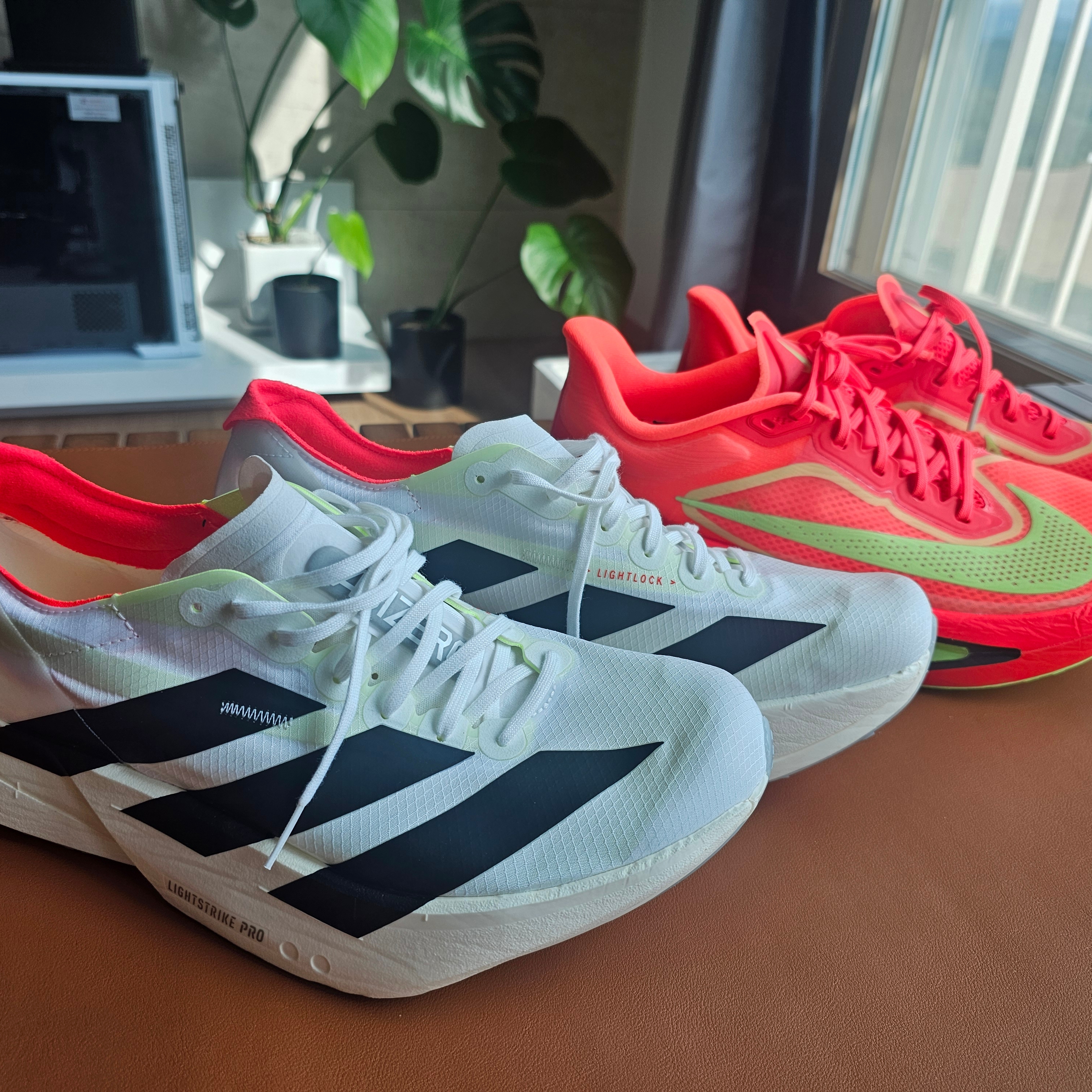 Adidas Adizero Adios Pro 4 Cloud White Core Black, Nike Zoom Fly 6 Bright Crimson Lime Blast 착용 스타일 - 1