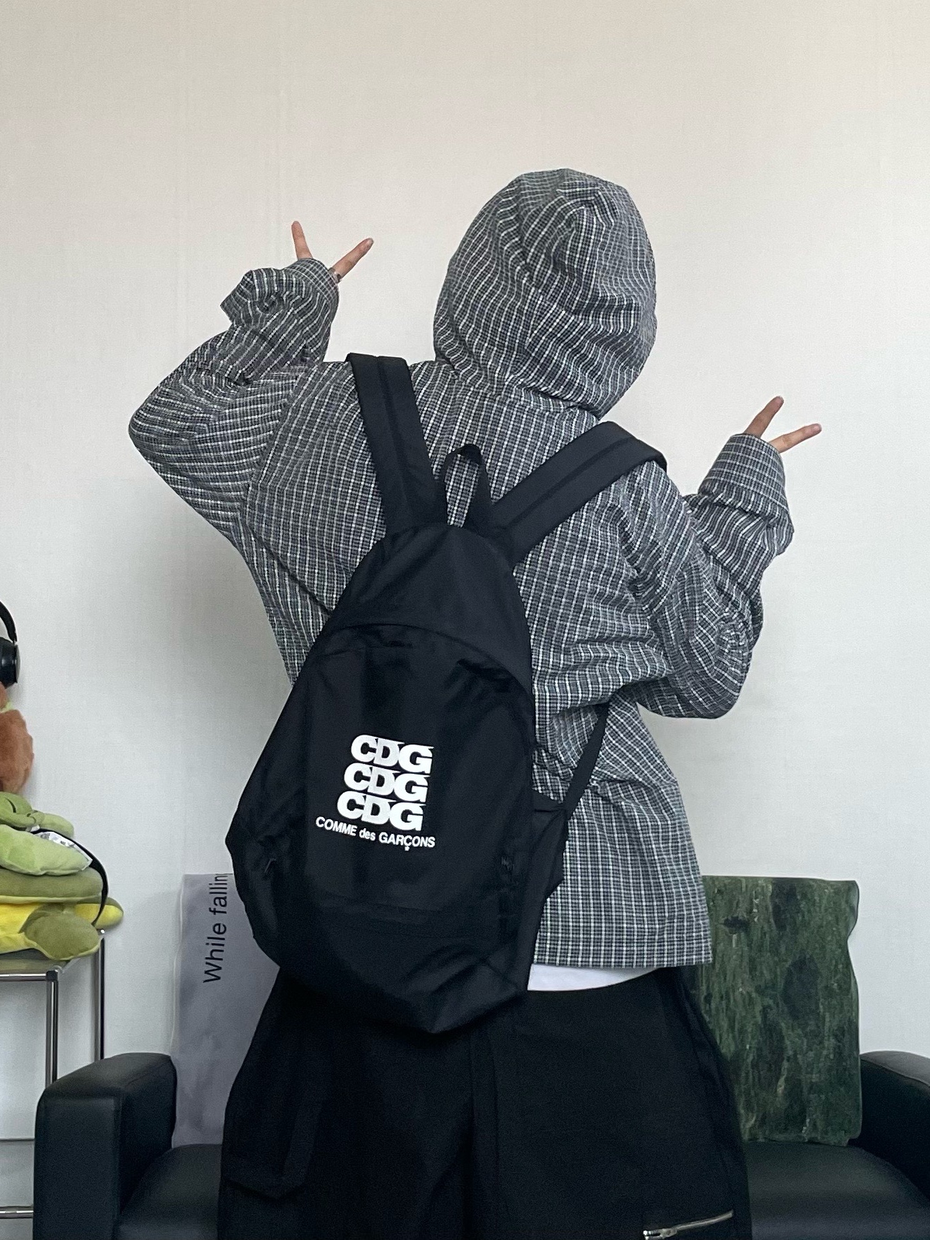 Adidas Superstar Core Black White, CDG Backpack Black 착용 스타일 - 10