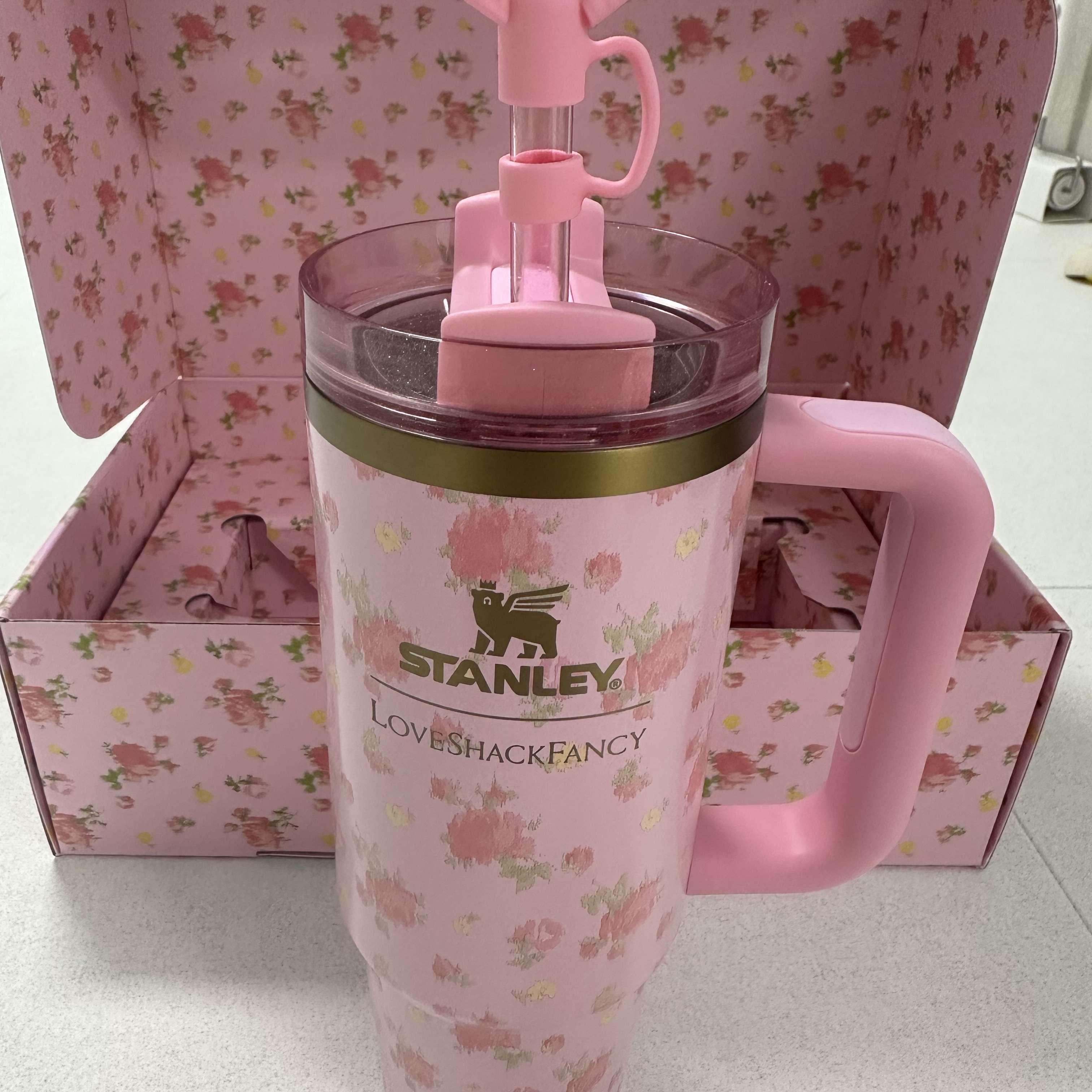 Stanley 1913 x LoveShackFancy Summer Quencher H2.0 Flowstate Tumbler 887ml Ibiza Sunset 착용 스타일
