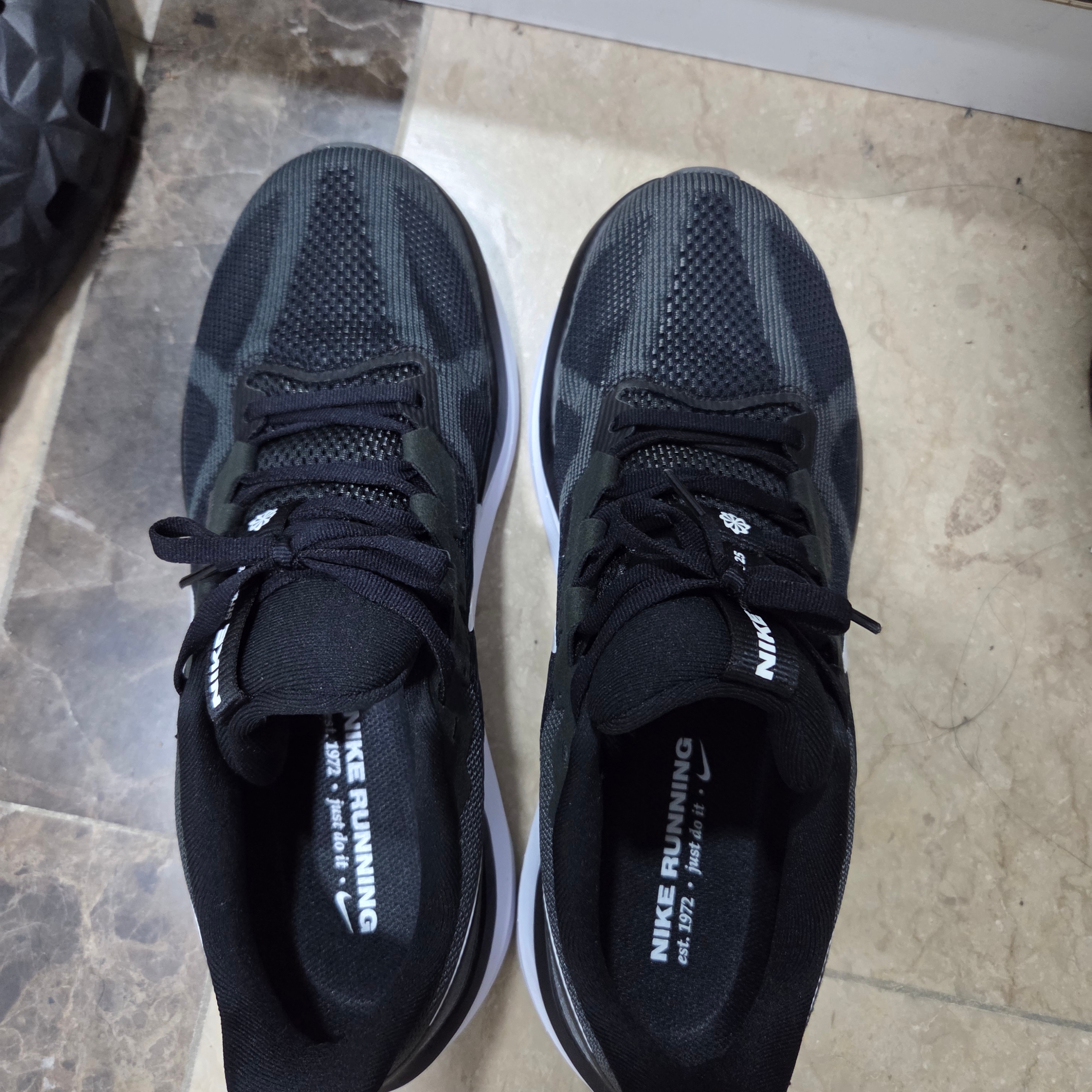 Nike Structure 25 Black Iron Grey 착용 스타일 - 2