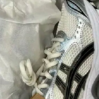Asics Gel-Kayano 14 Cream Black 착용 스타일