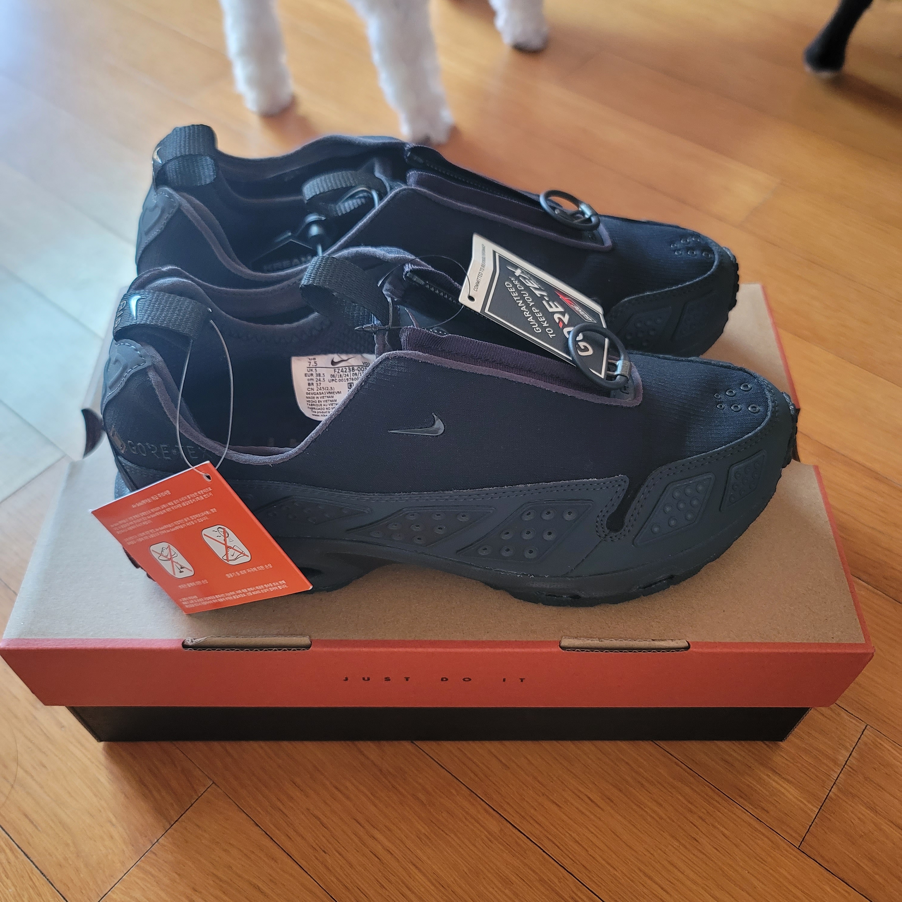 (W) Nike Air Max SNDR Gore-Tex Black and Dark Smoke Grey 착용 스타일