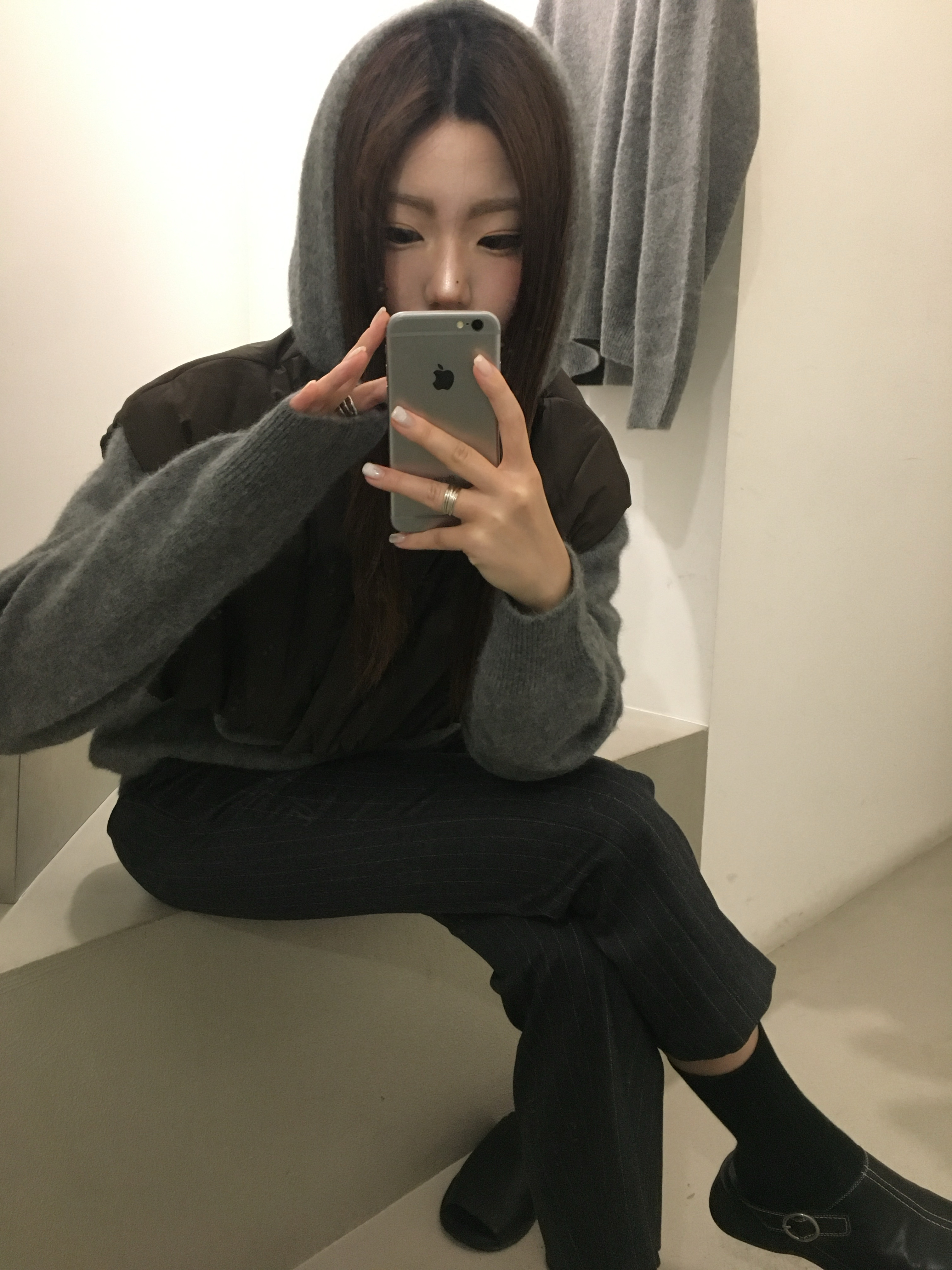 Amomento Women Curved Silhouette Pants Black - 25SS 착용 스타일 - 9