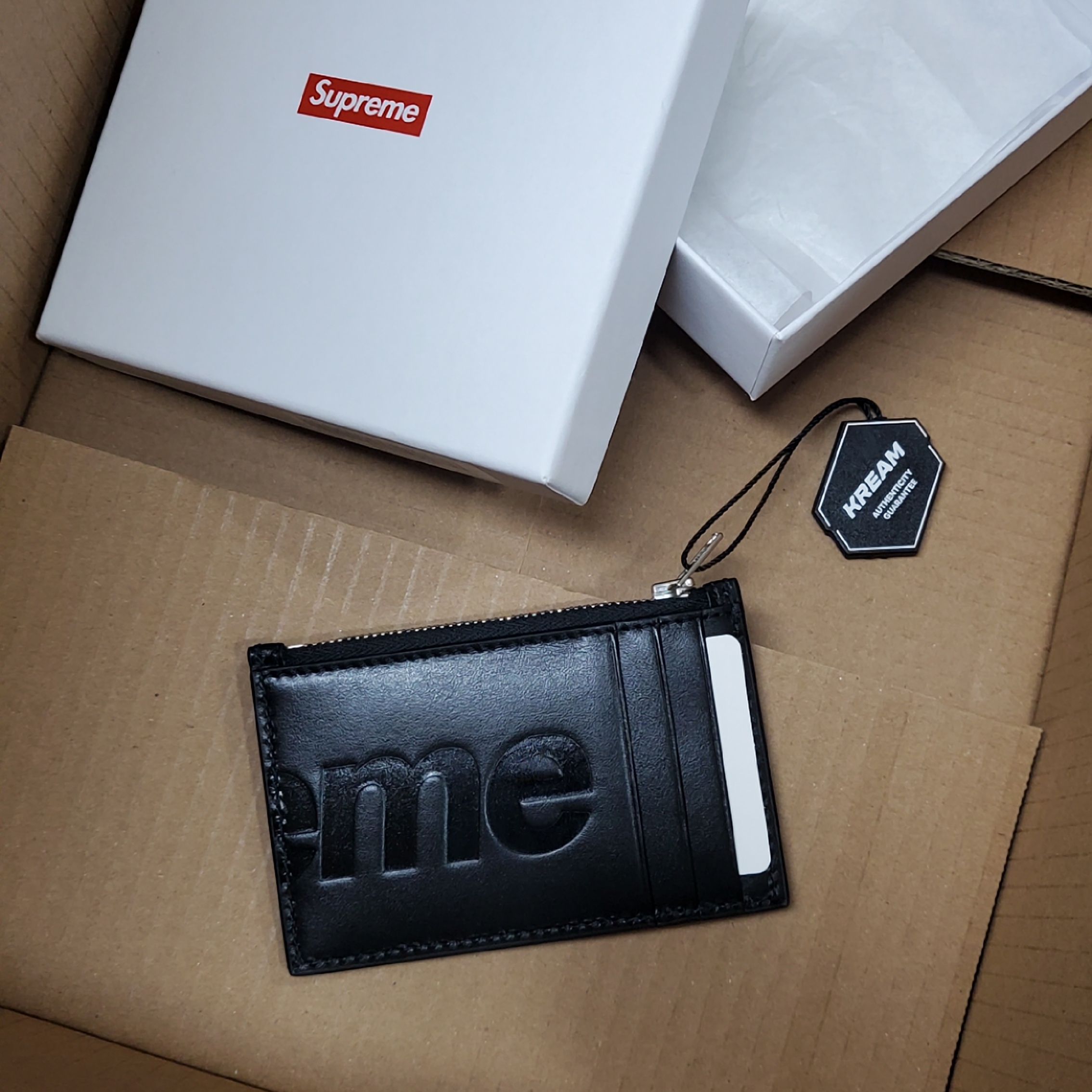 Supreme Leather Zip Card Holder Black 착용 스타일