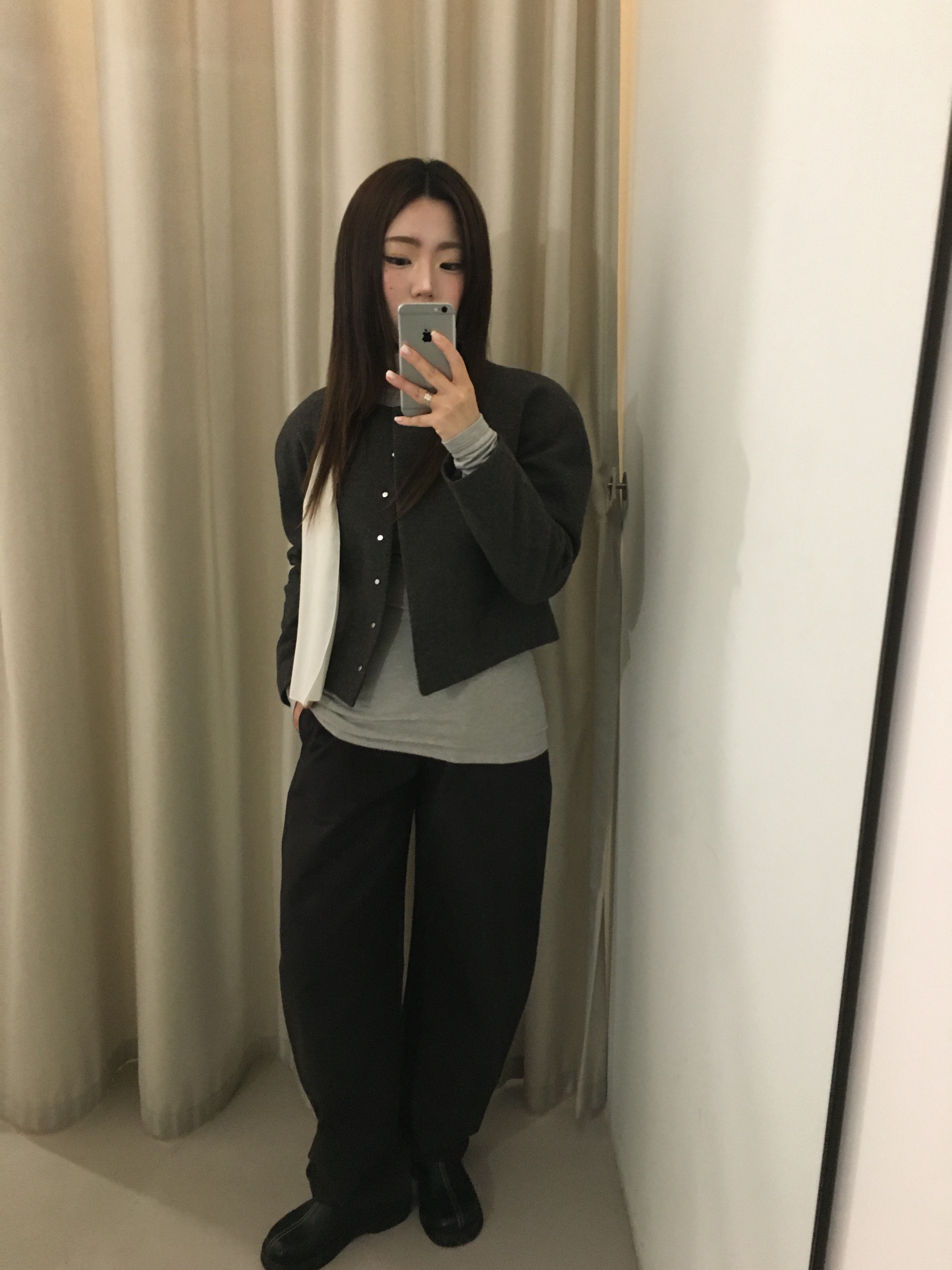 Amomento Women Curved Silhouette Pants Black - 25SS 착용 스타일 - 6