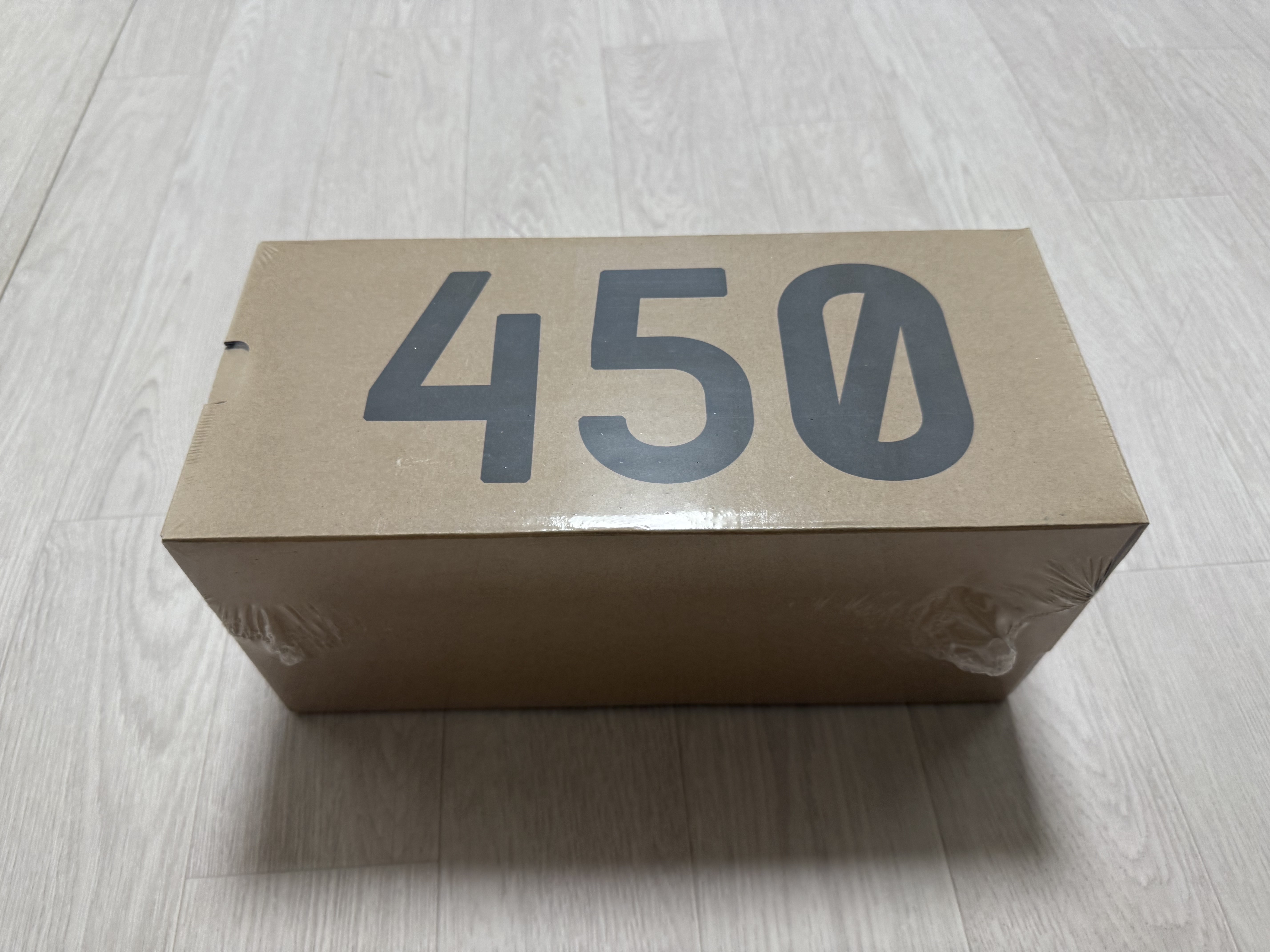 Adidas Yeezy 450 Stone Flax 착용 스타일 - 1
