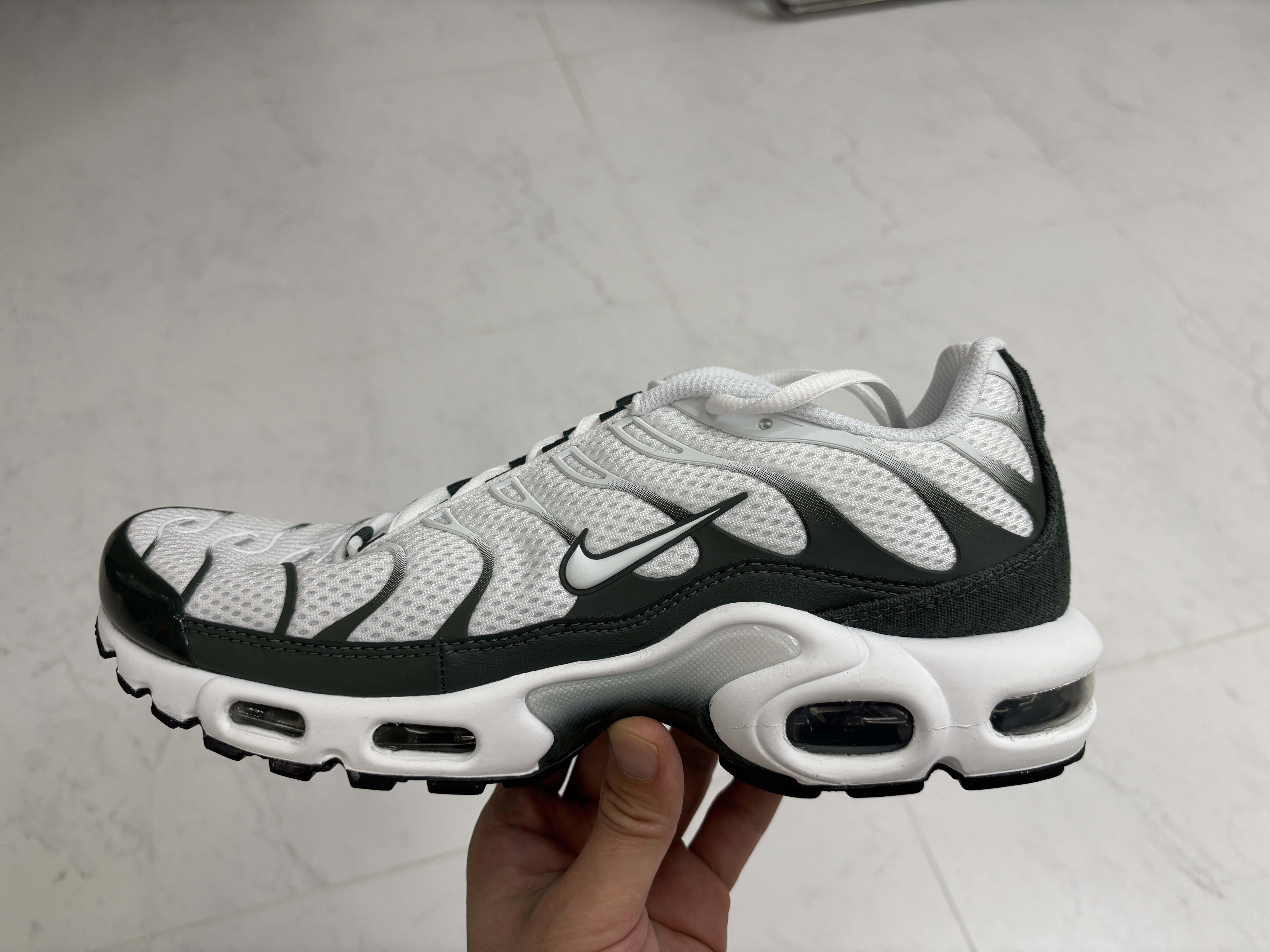 Nike Air Max Plus Premium White Vintage Green 착용 스타일 - 2