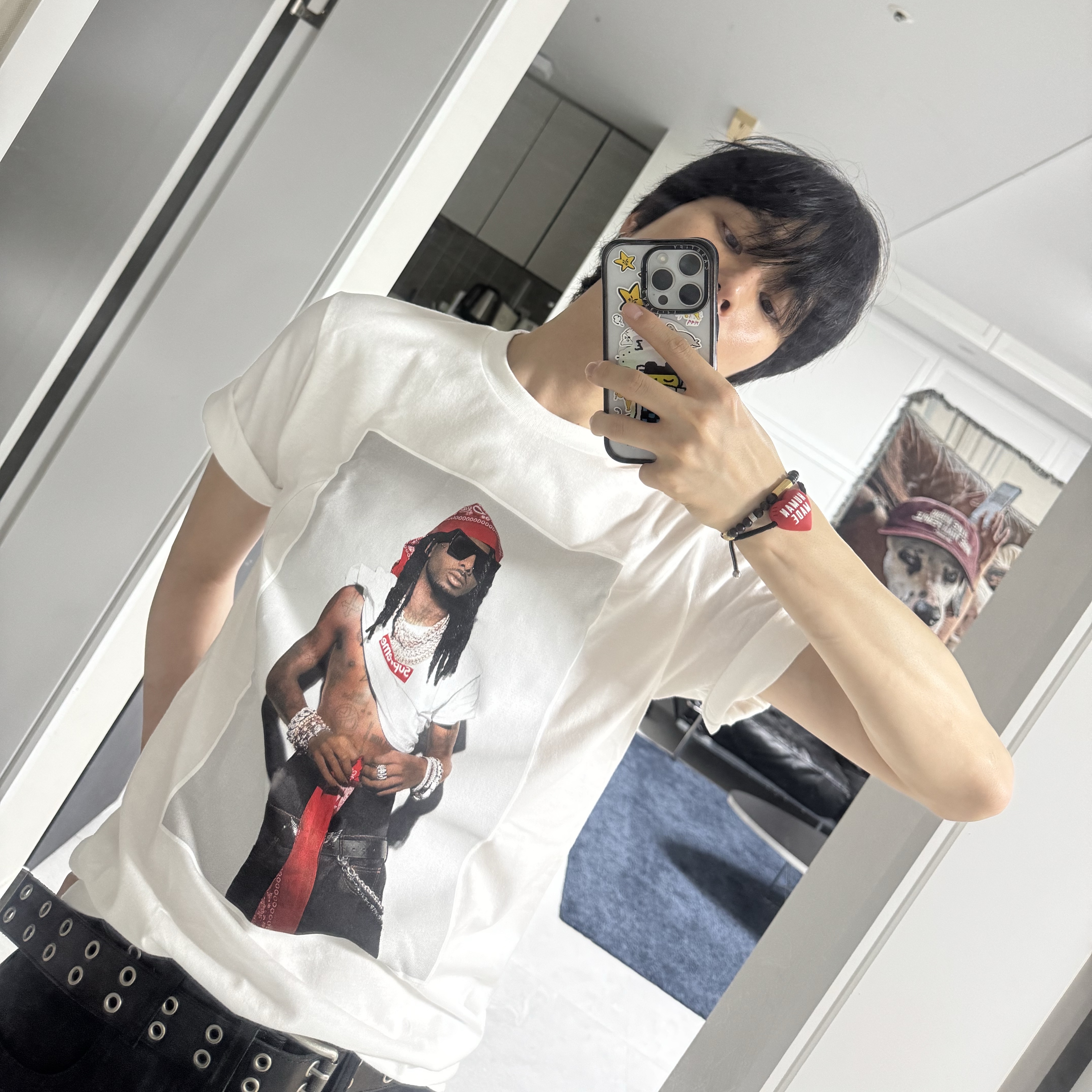 Supreme Playboi Carti T-Shirt White - 25FW, New Era MLB x Saint Mxxxxxx Yankees Cap Navy - 25SS 착용 스타일 - 1