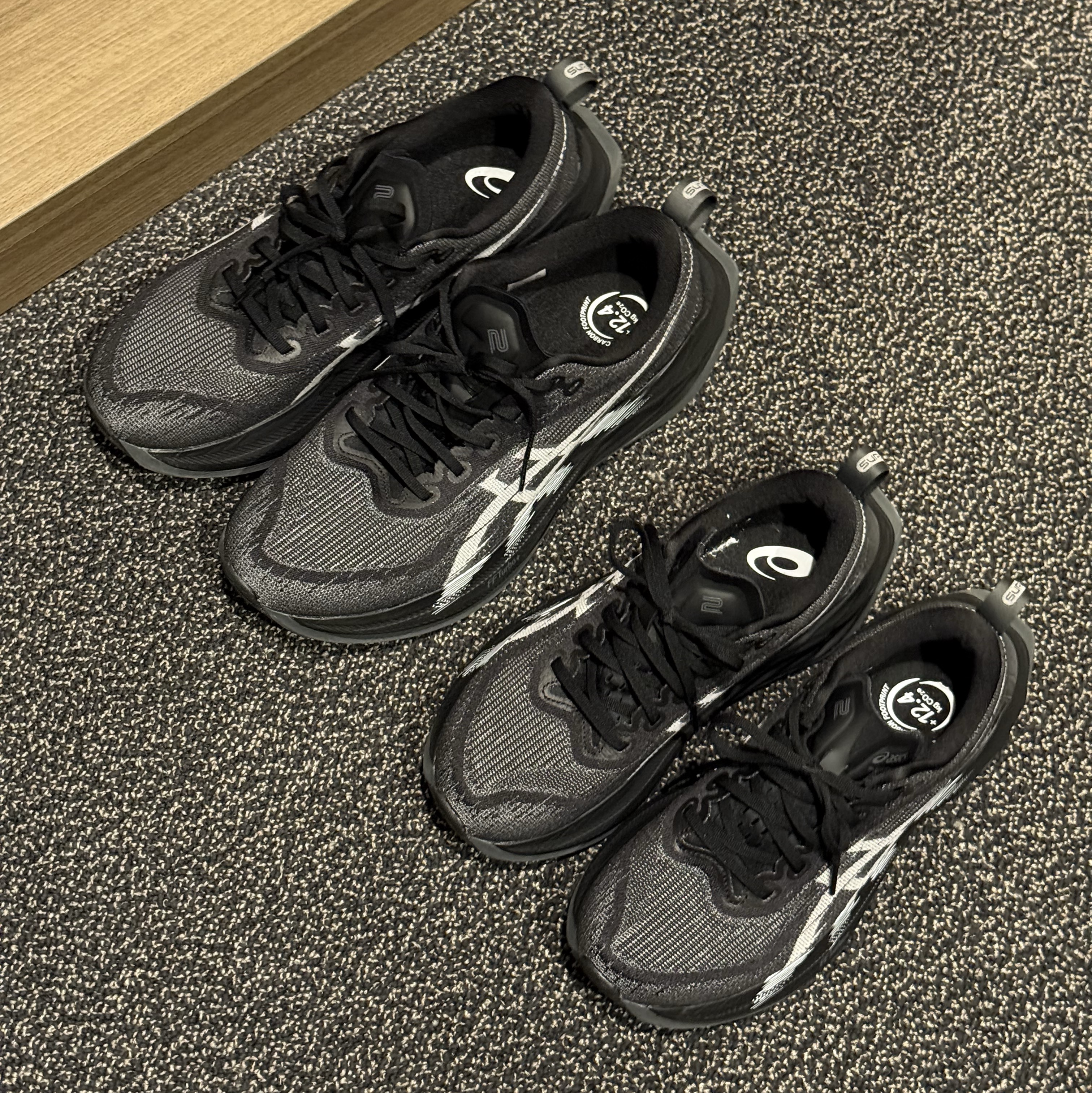 Asics Superblast 2 Black White 착용 스타일 - 1