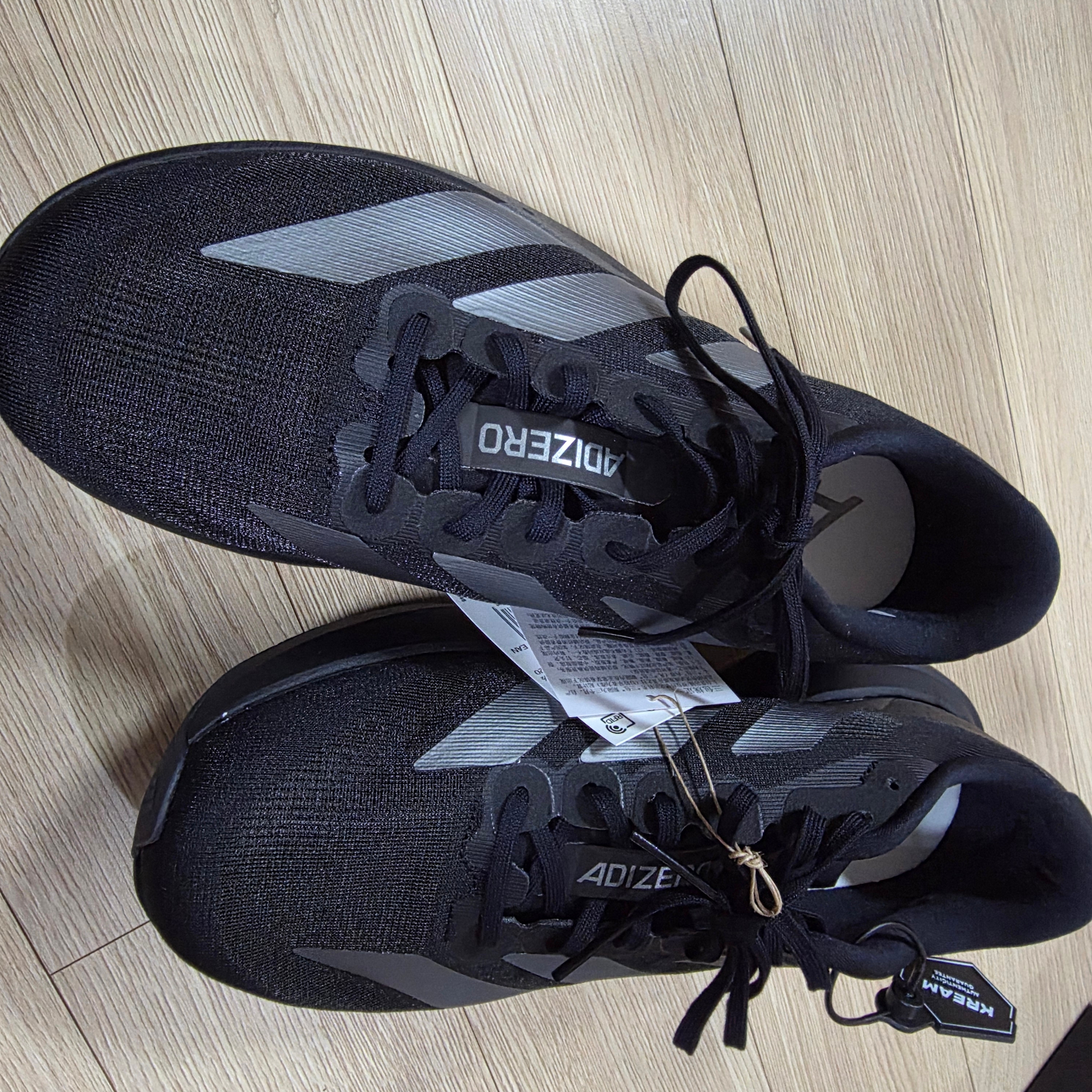 Adidas Adizero EVO SL Core Black Iron Metallic 착용 스타일 - 3