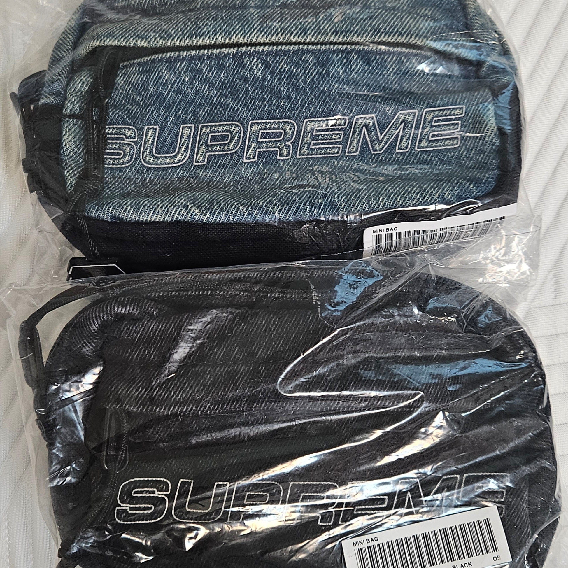 Supreme Denim Mini Shoulder Bag Washed Indigo - 25FW, Supreme Denim Mini Shoulder Bag Black - 25FW 착용 스타일