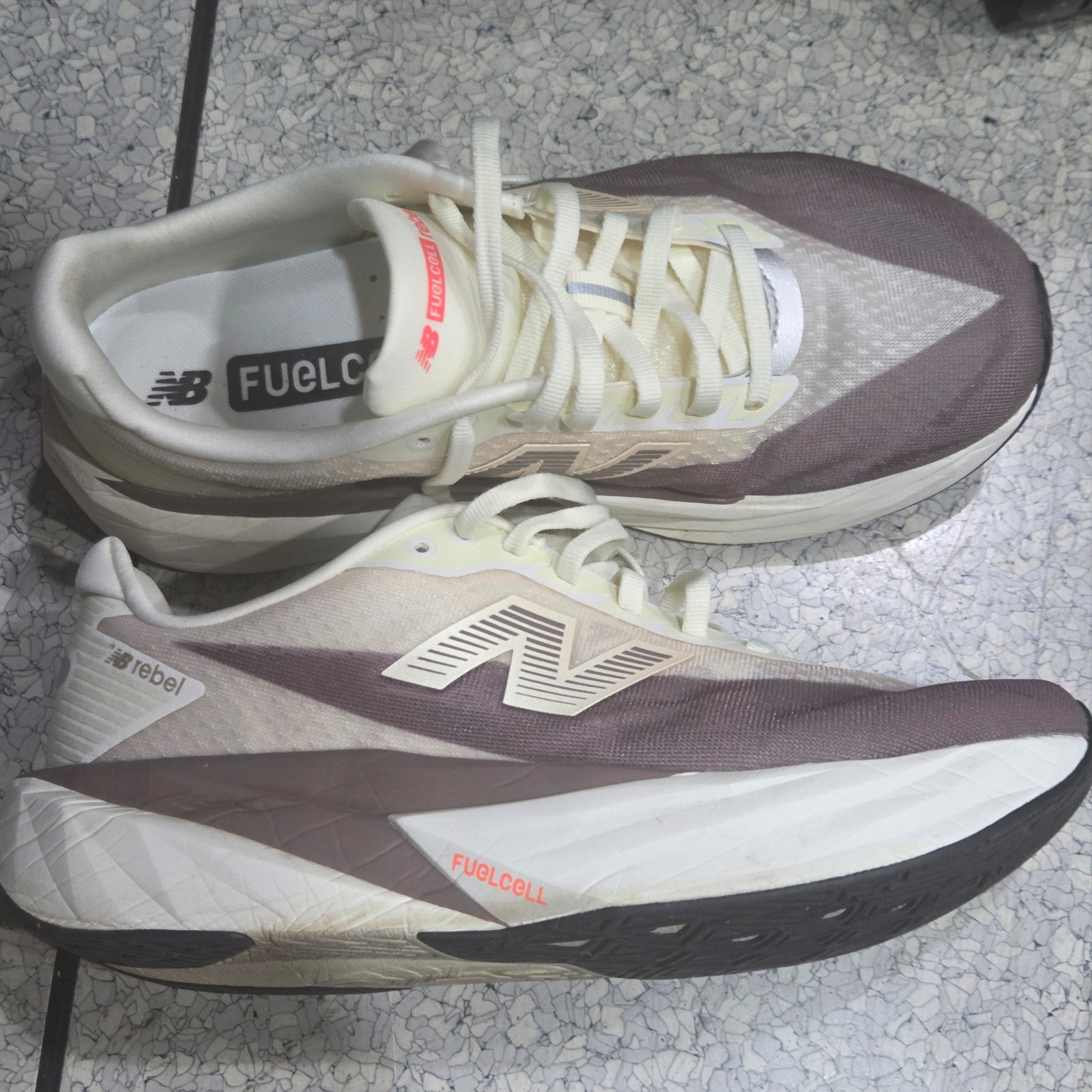 New Balance FuelCell Rebel v5 Angora Earth Shadow Sea Salt - 2E Wide 착용 스타일 - 2