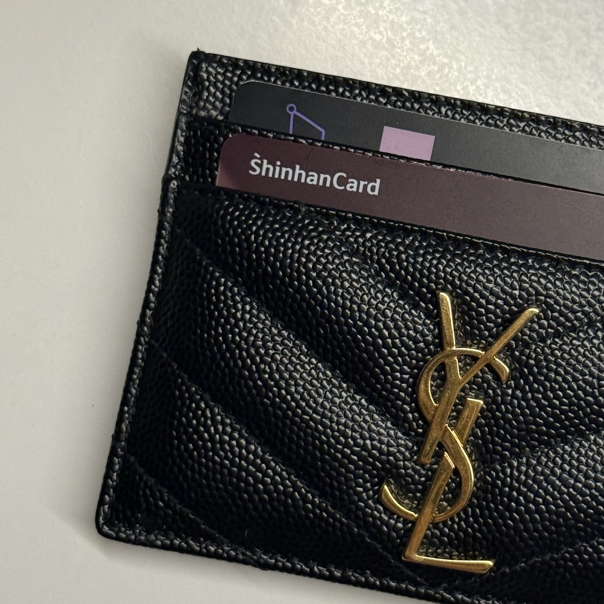 Saint Laurent Cassandre Matelasse Card Case in Grain De Poudre Embossed Leather Black 착용 스타일 - 3