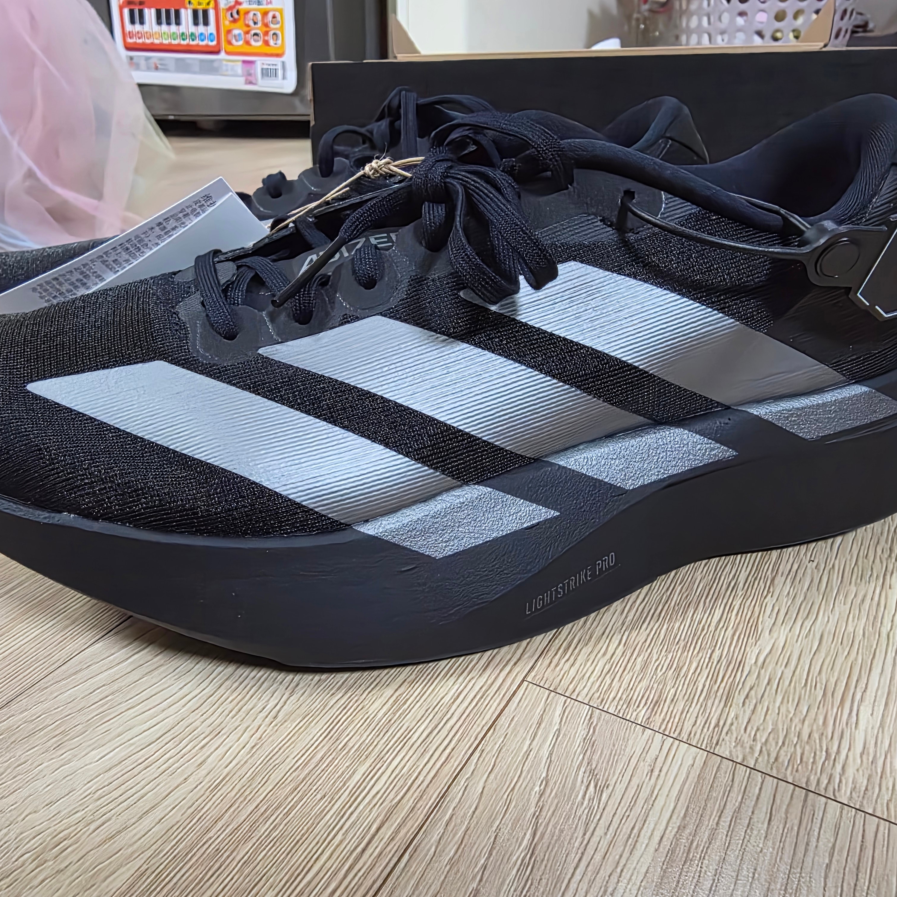 Adidas Adizero EVO SL Core Black Iron Metallic 착용 스타일 - 2