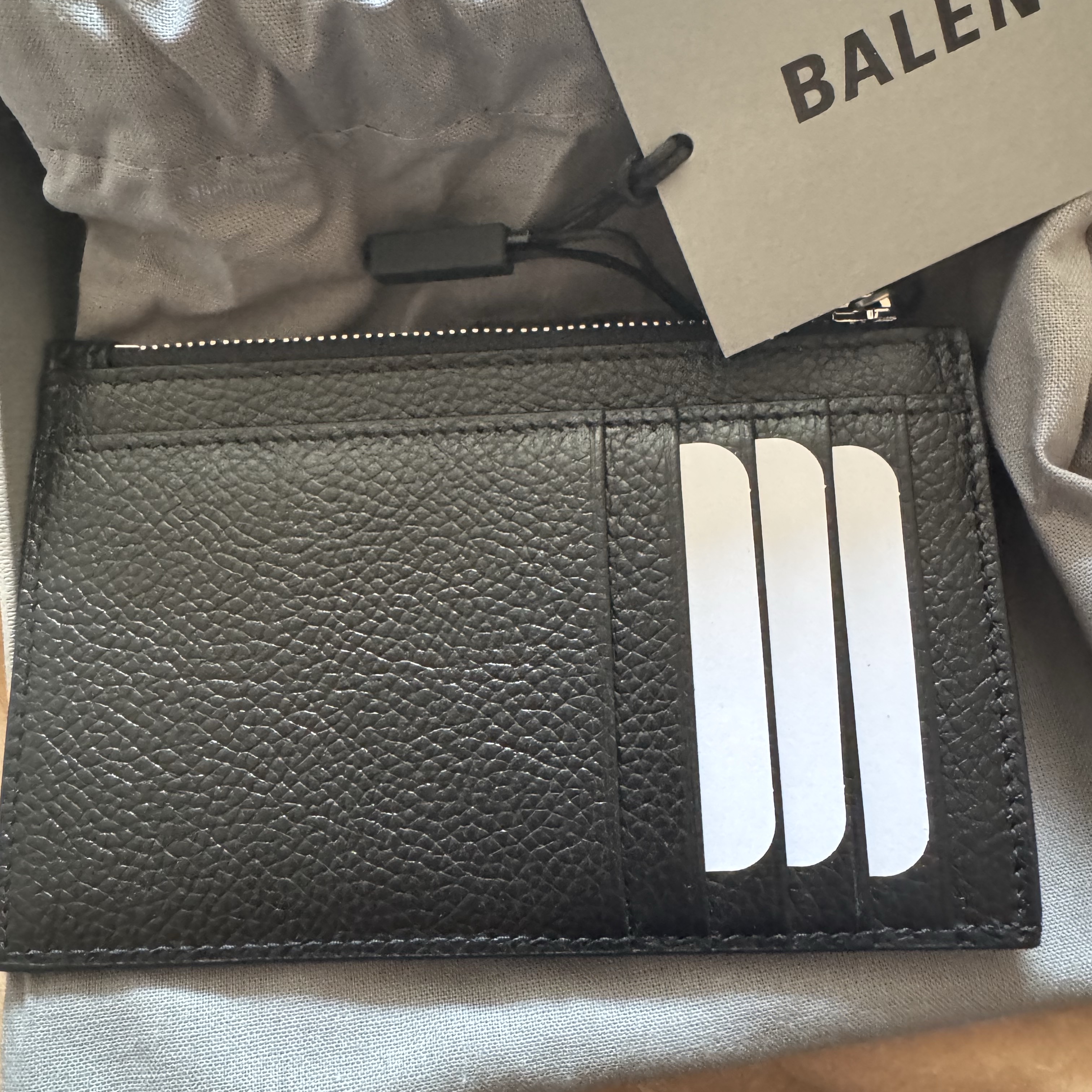 Balenciaga Cash Large Long Coin And Card Holder Black 착용 스타일 - 2
