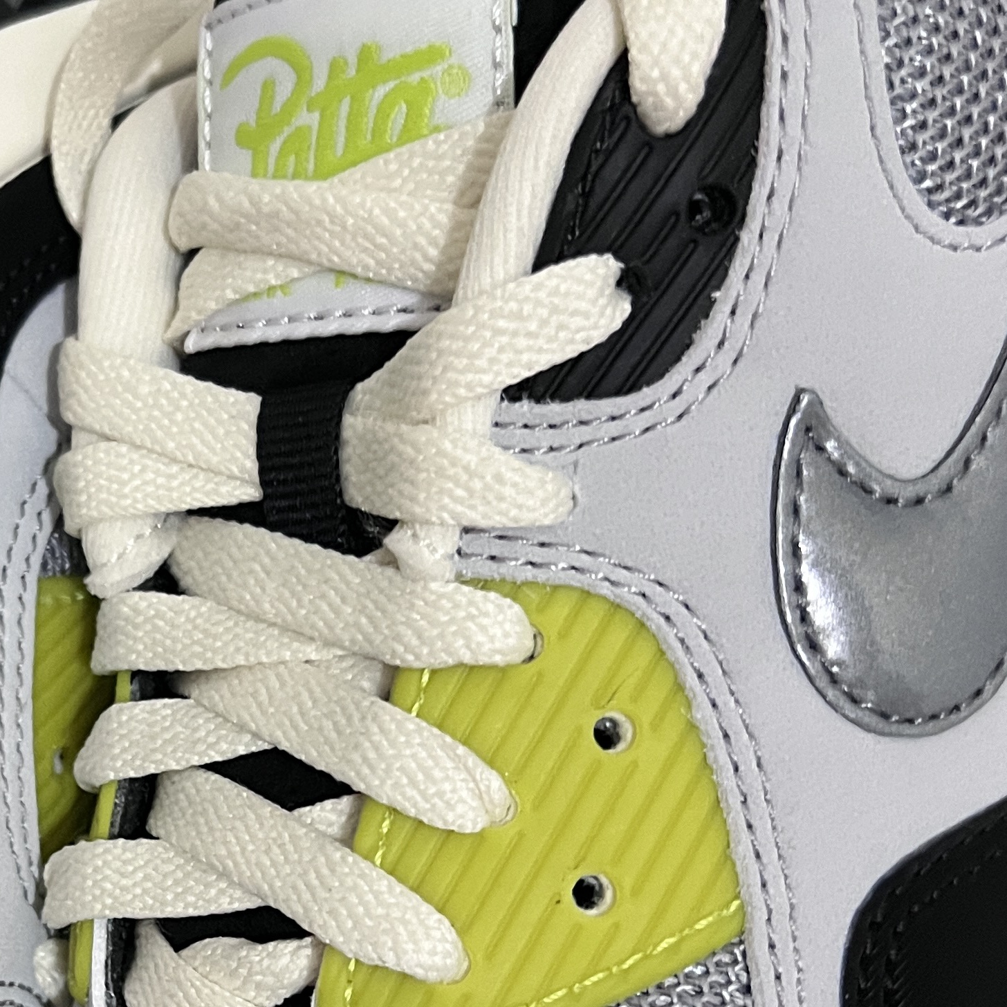 Nike x Patta Air Max 90 Cyber and Particle Grey 착용 스타일