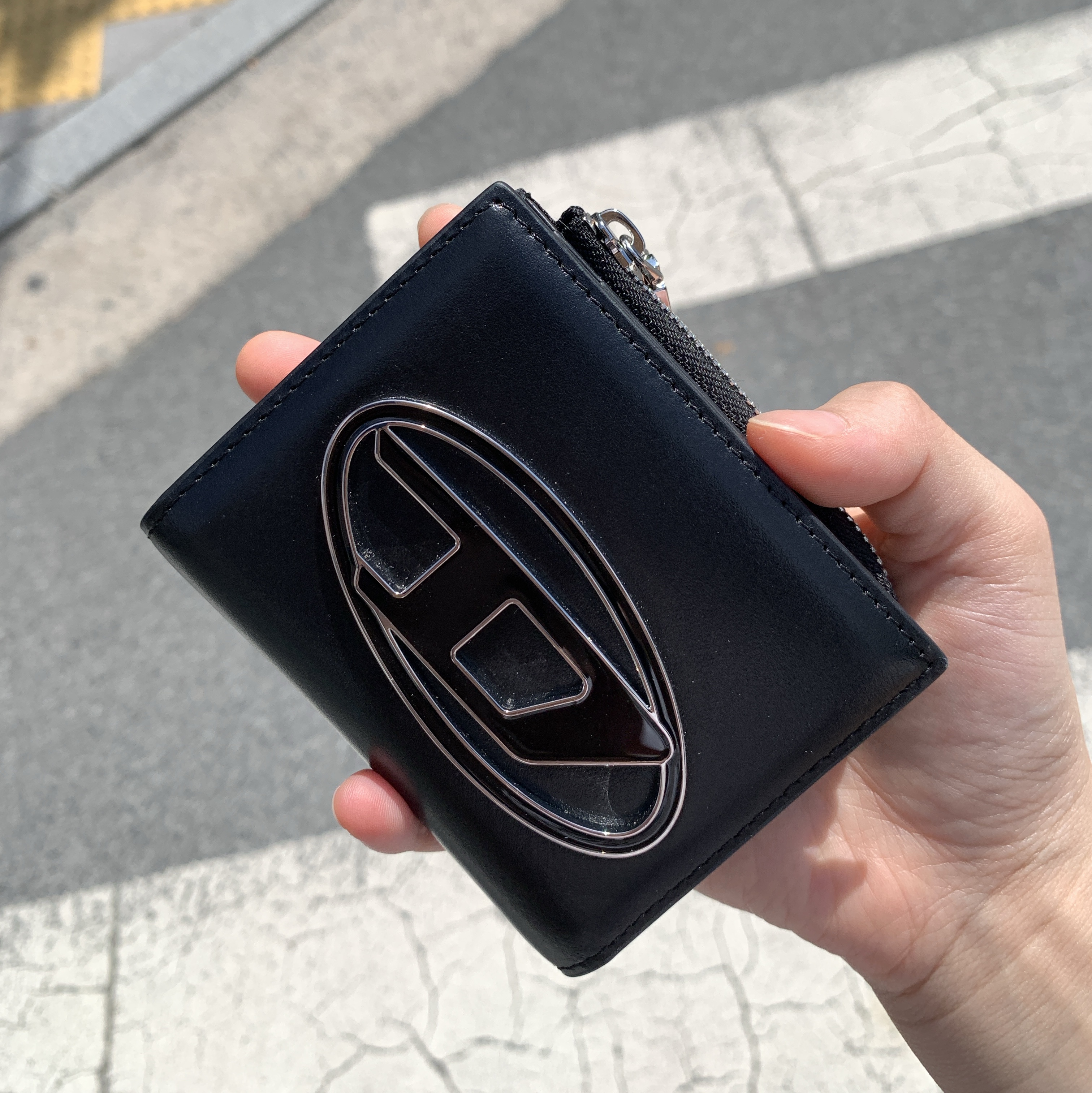 Diesel 1DR Card Holder Zip L Black 착용 스타일
