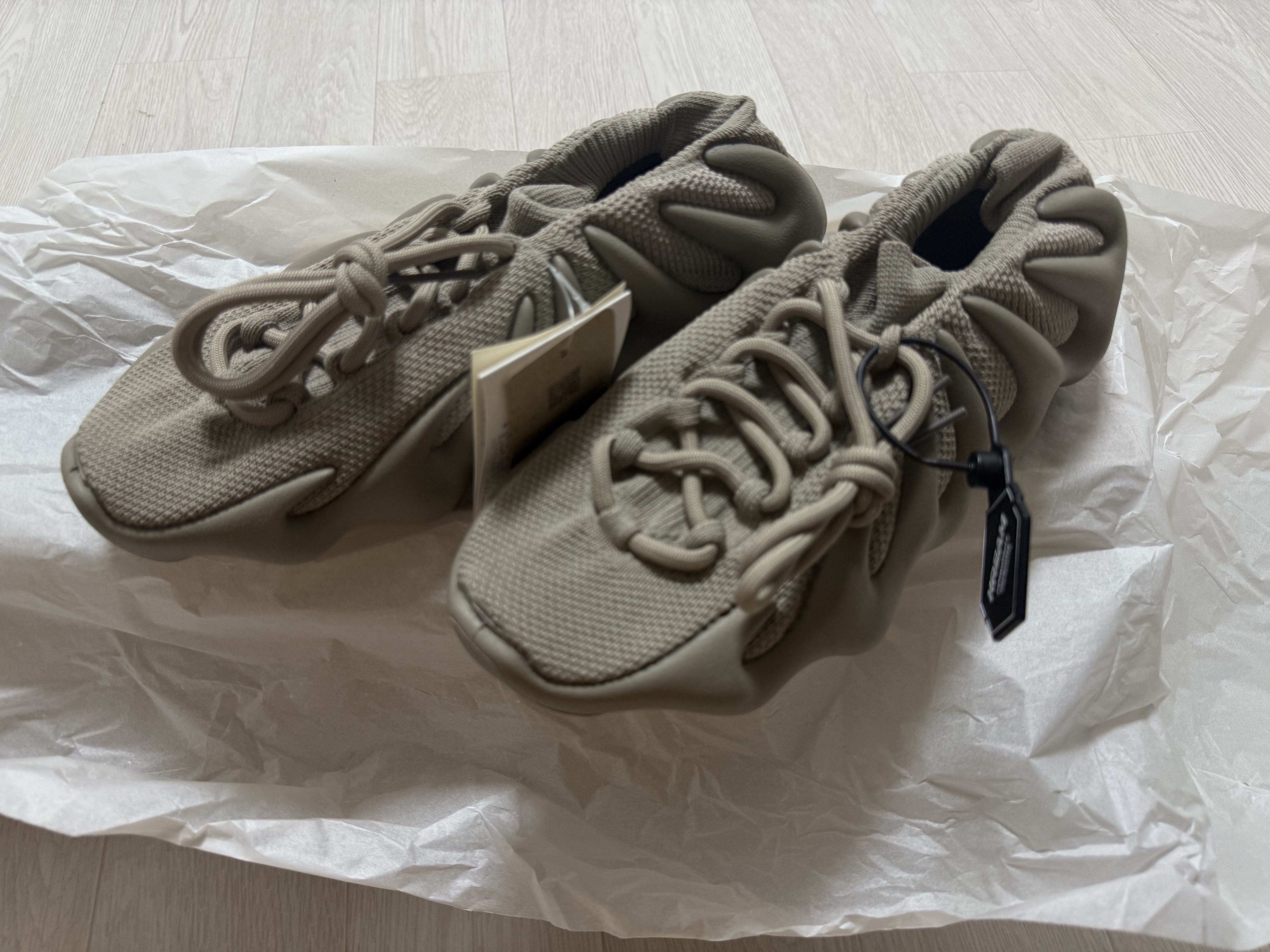 Adidas Yeezy 450 Stone Flax 착용 스타일 - 2