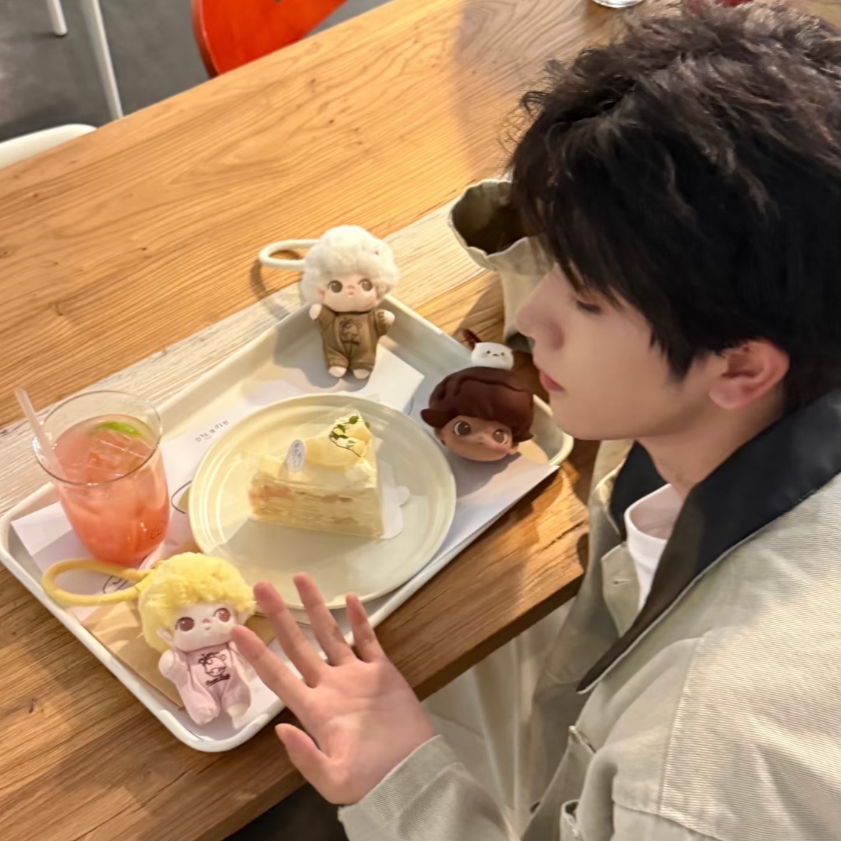 Pop Mart Dimoo Crush On Coffee Series Soft Faced Plush Keychain Coconut Latte (Opened Case), Pop Mart Dimoo Crush On Coffee Series Soft Faced Plush Keychain Caramel Coffee (Opened Case) 착용 스타일