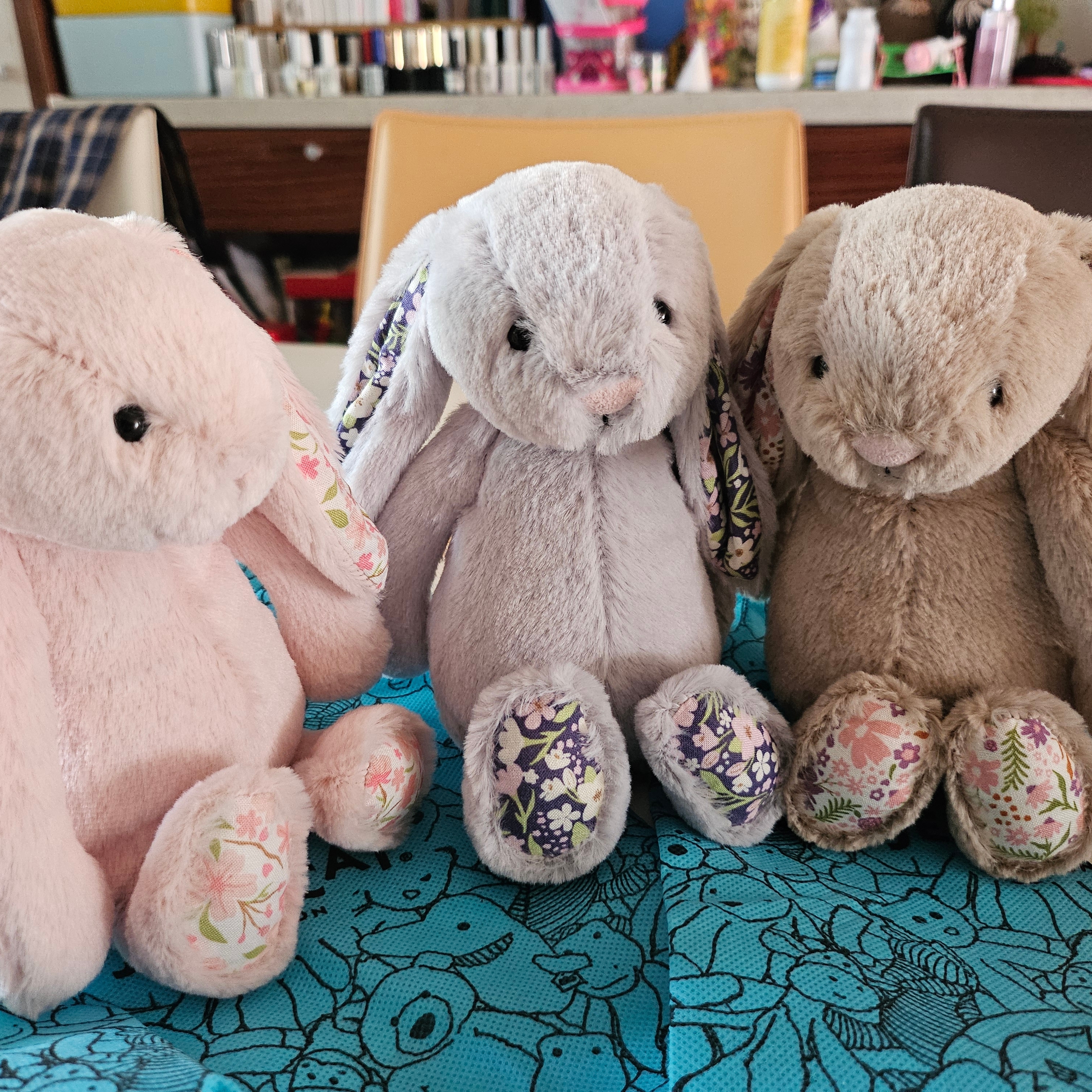 Jellycat Blossom Bunny Petal Small Beige 착용 스타일