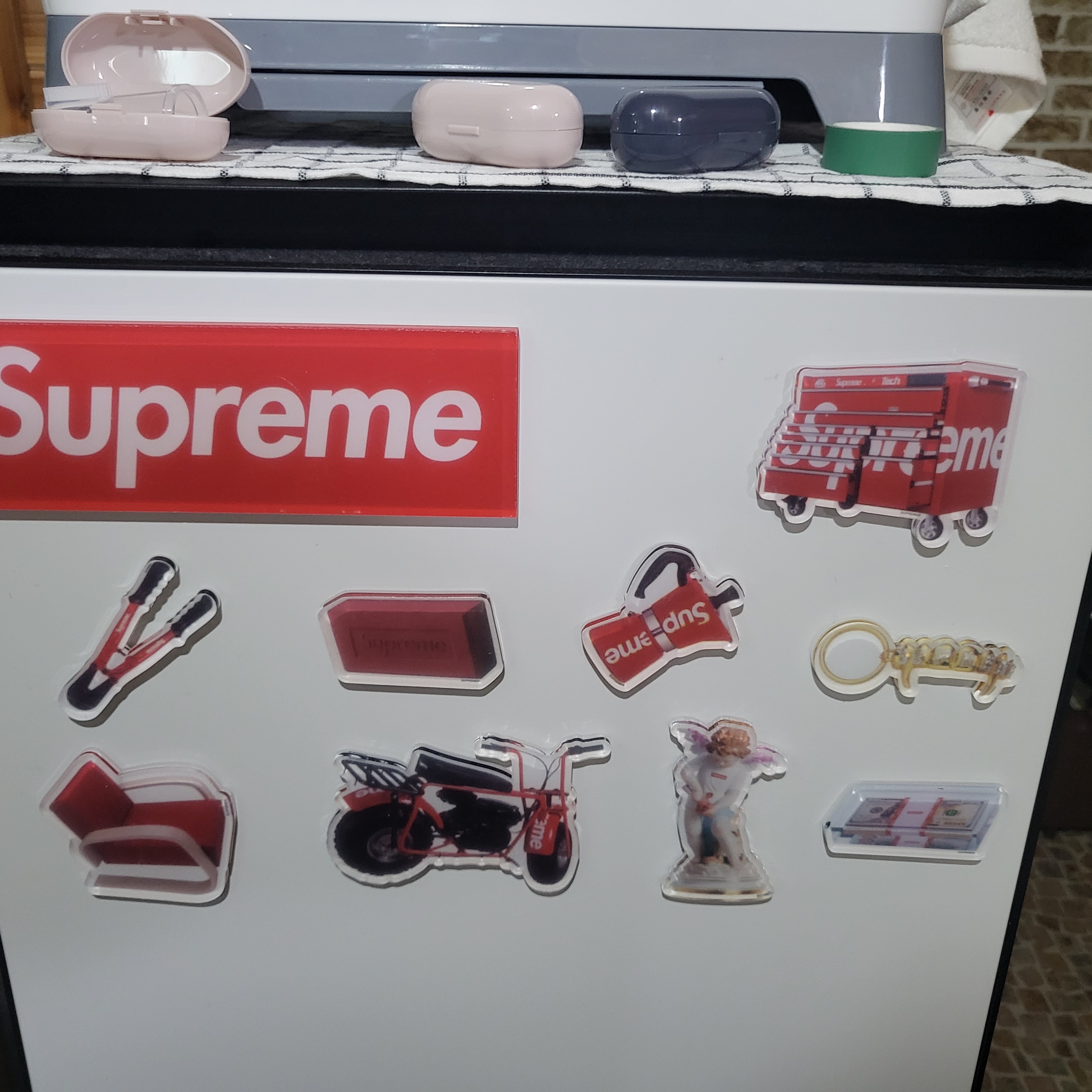 Supreme Magnets (10 Pack) 착용 스타일
