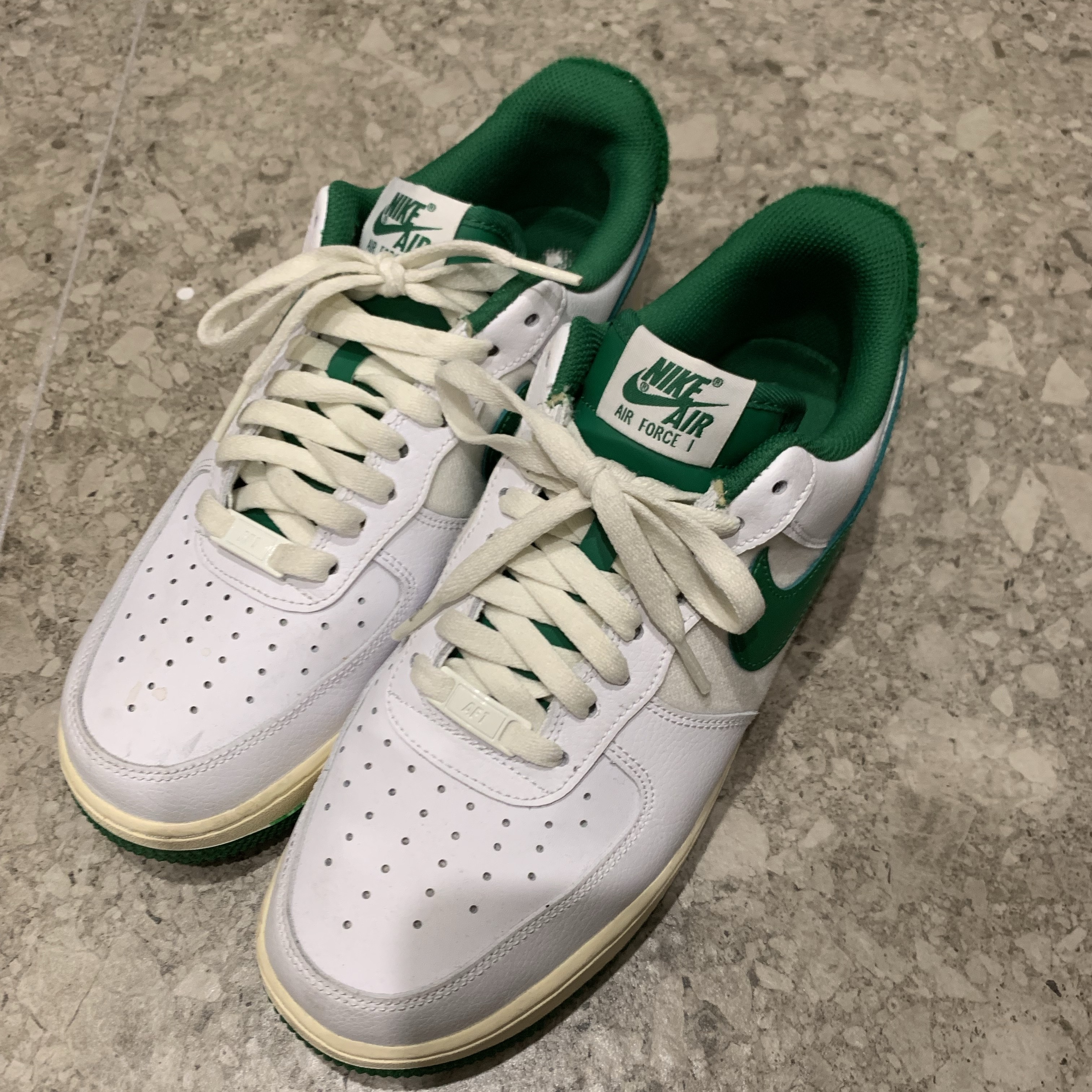 Nike Air Force 1 '07 LV8 Varsity White Pine Green 착용 스타일