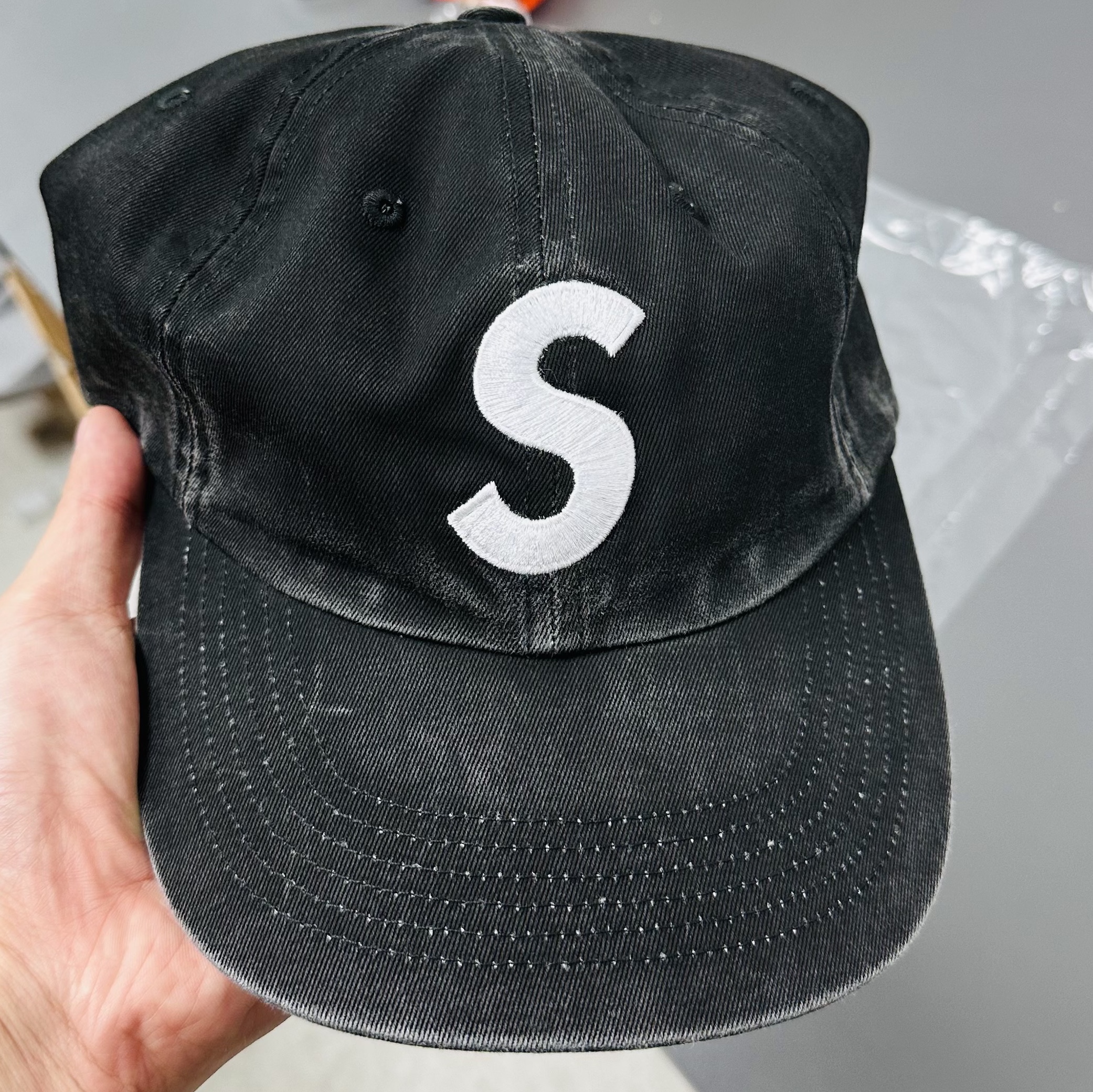 Supreme Pigment Coated 2-Tone S Logo 6-Panel Black - 25FW 착용 스타일 - 2
