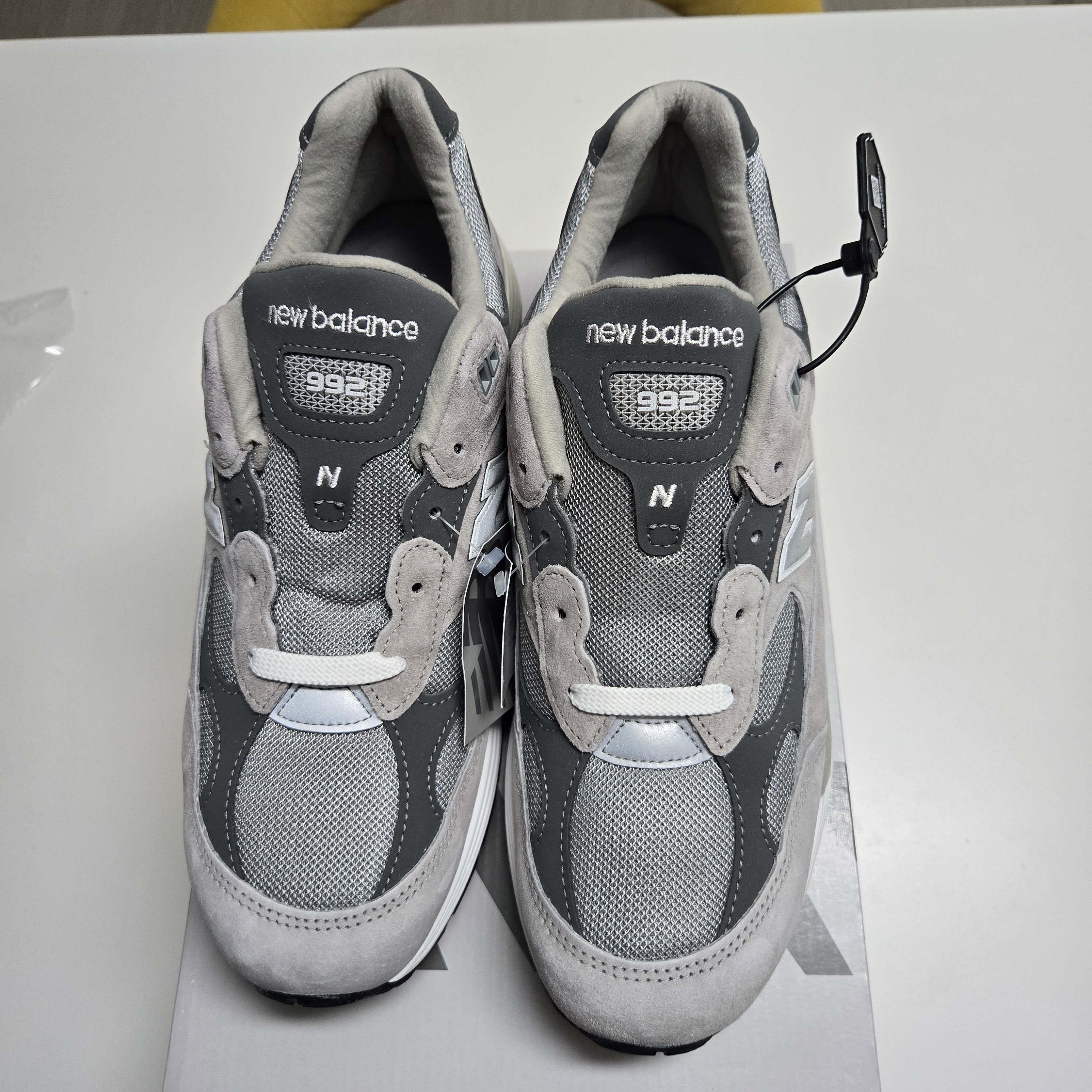 New Balance 992 Made in USA Core Grey Silver Metallic 착용 스타일