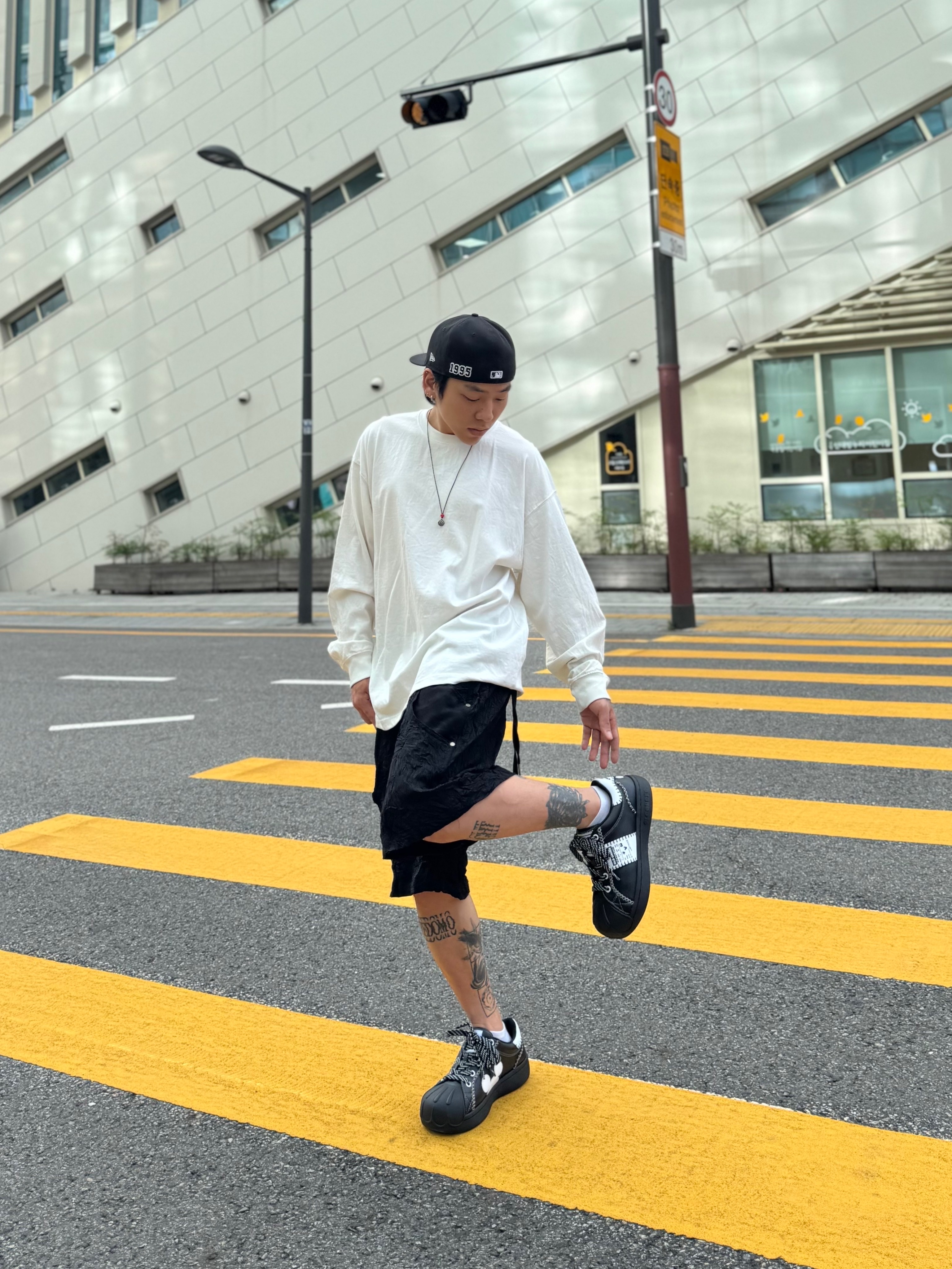Wapworks Crease Baggy Shorts, New Era 59Fifty MLB Authentic New York Yankees Game Navy 착용 스타일 - 3