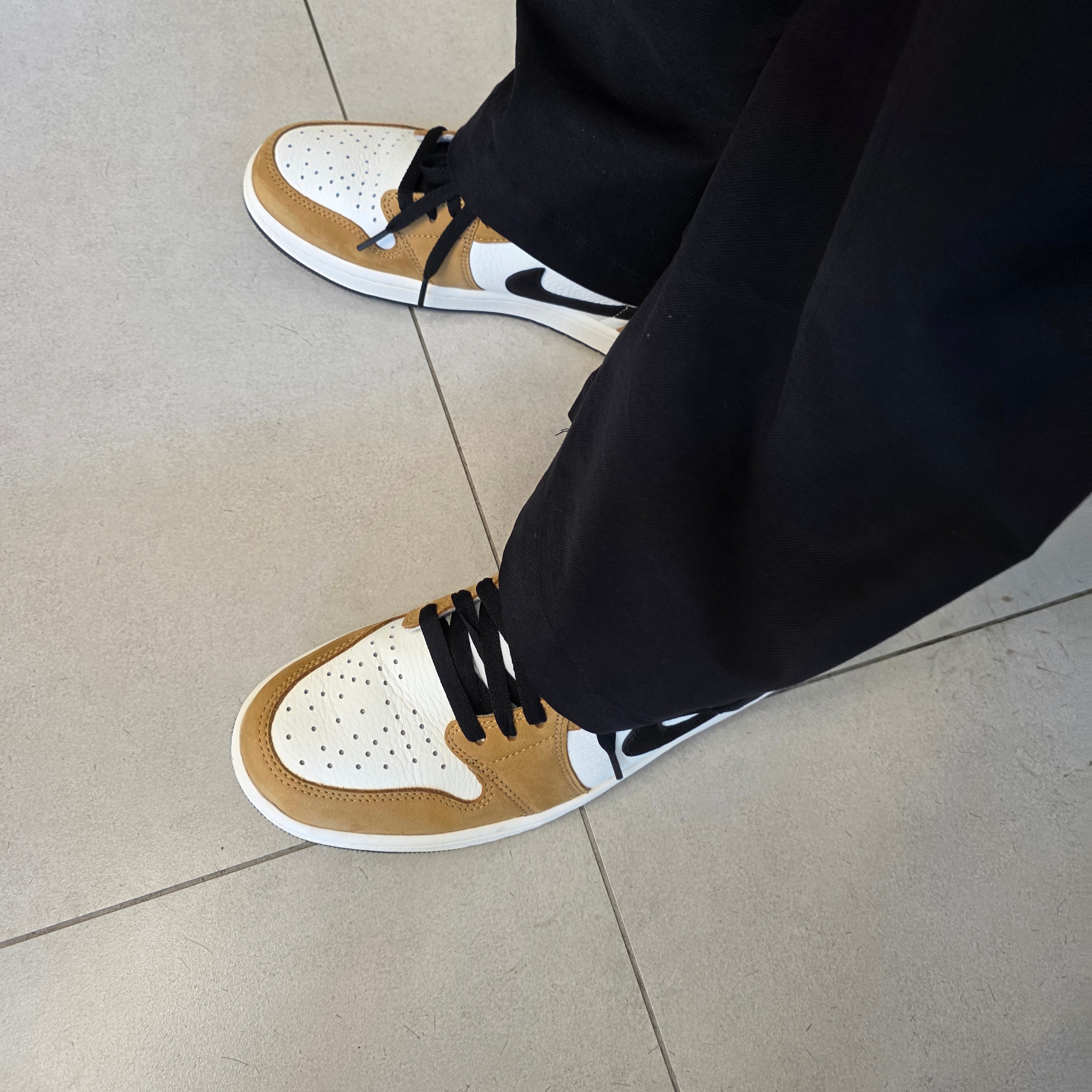 Jordan 1 Low OG Sail and Golden Harvest 착용 스타일 - 1