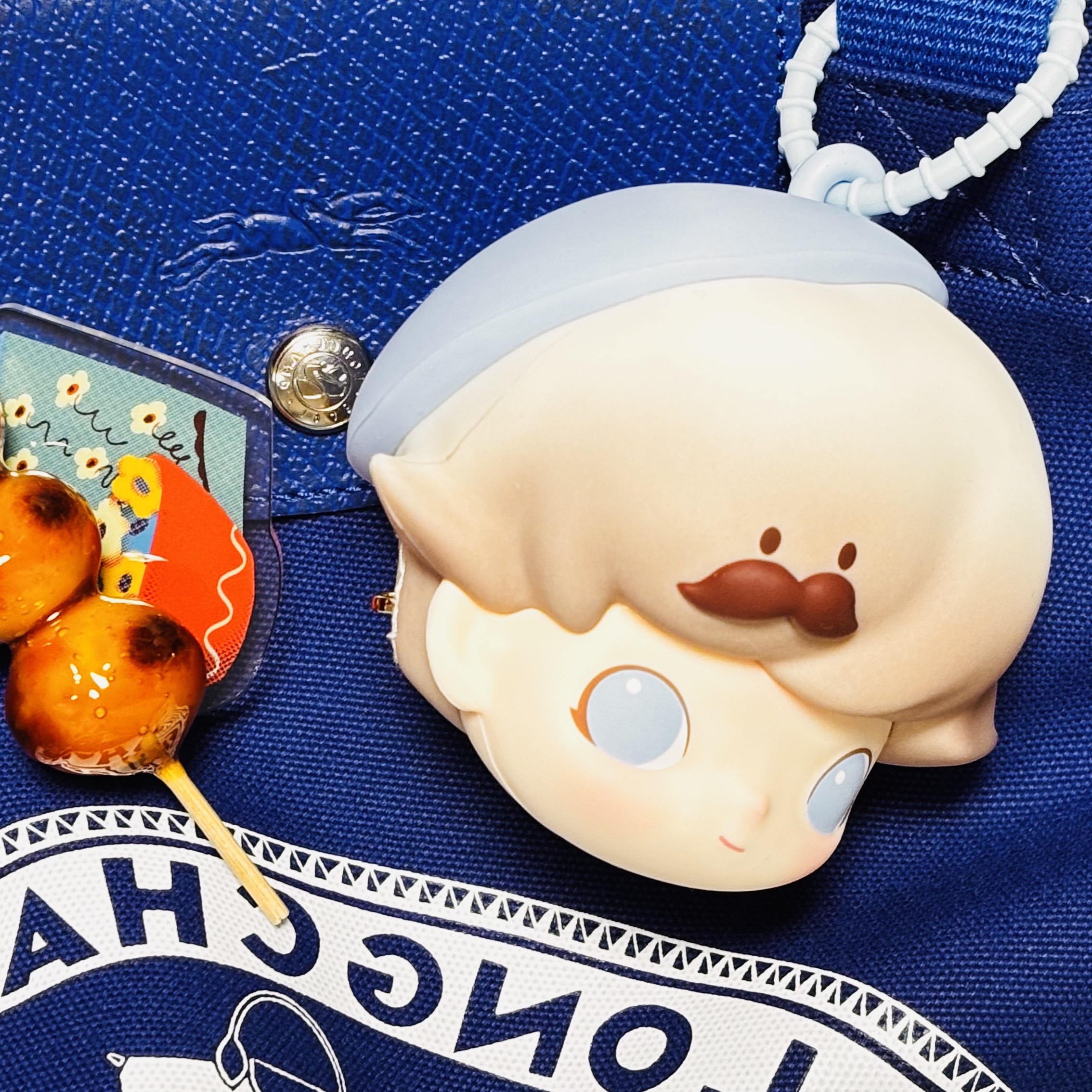 Pop Mart Dimoo Crush On Coffee Series Earphone Case Salt Confession (Opened Case) 착용 스타일