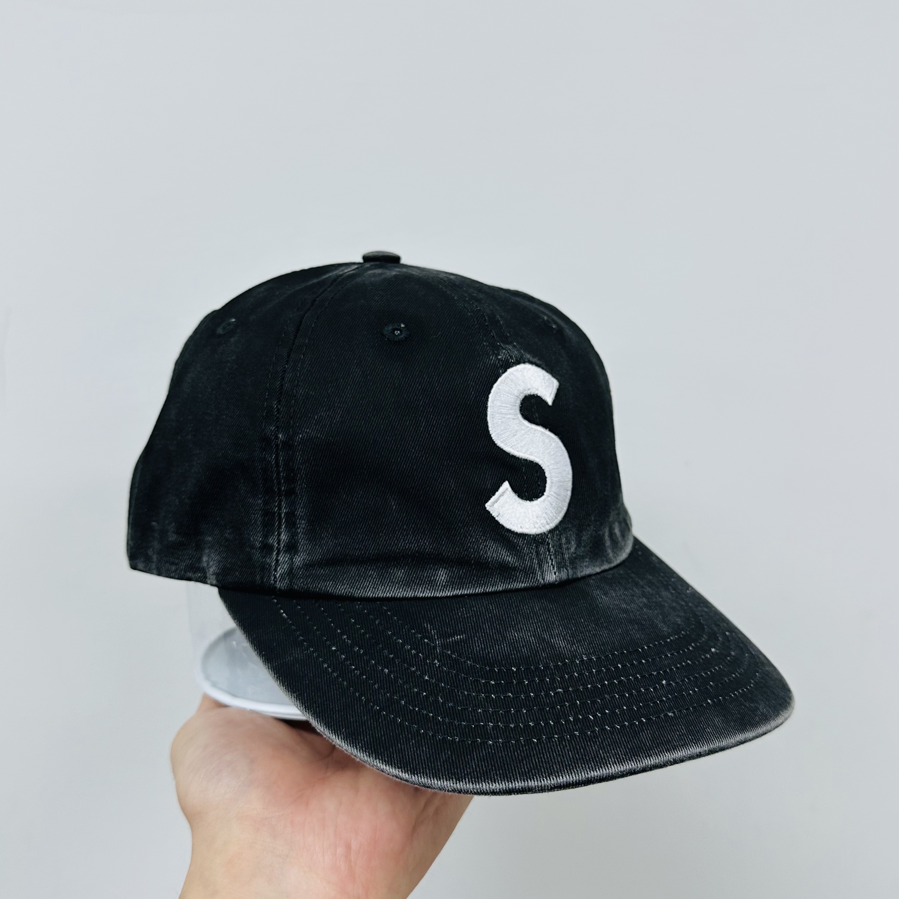 Supreme Pigment Coated 2-Tone S Logo 6-Panel Black - 25FW 착용 스타일 - 1