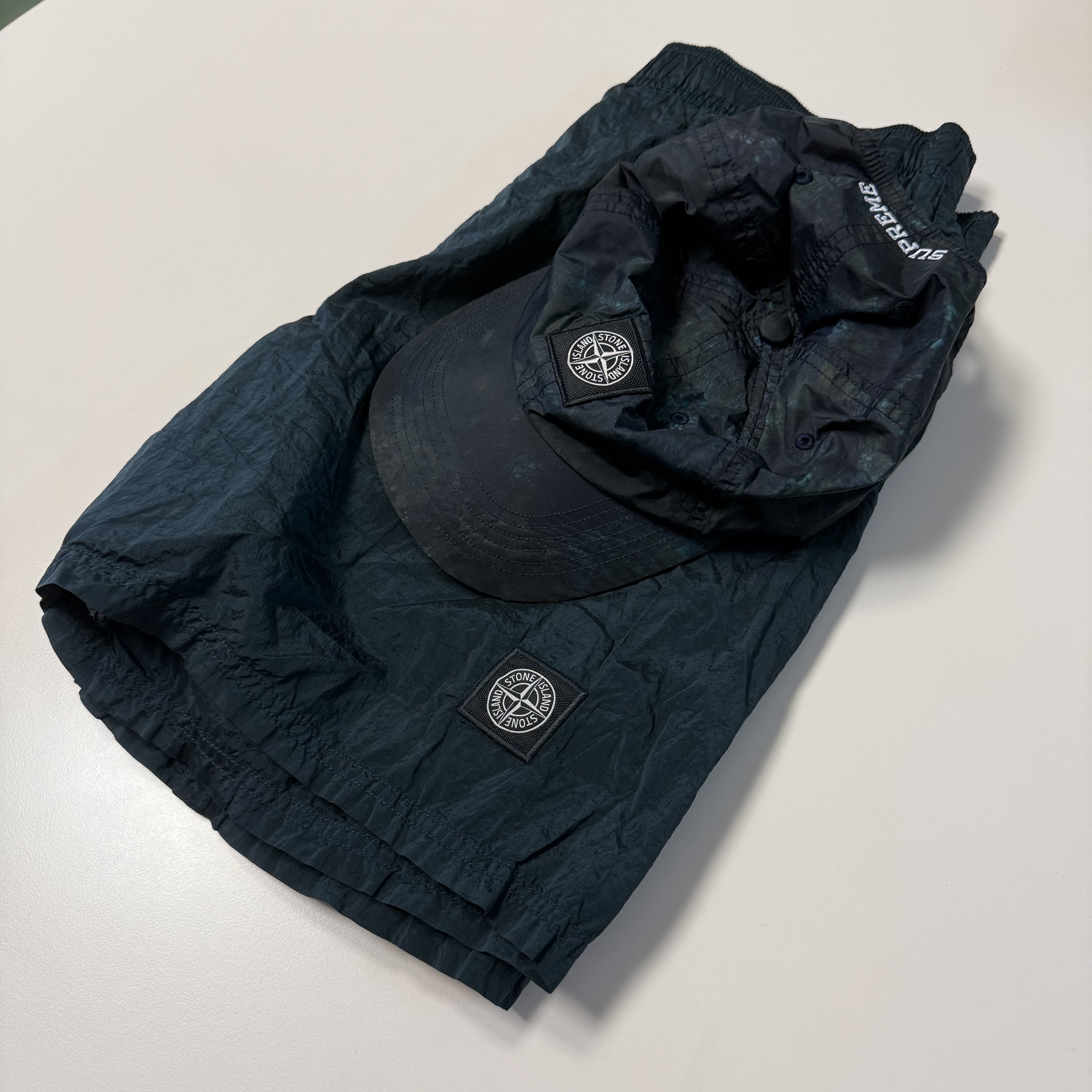 Stone Island B0943 Nylon Metal in Econyl Regenerated Nylon Swimming Trunk Dark Green - 22FW, Supreme x Stone Island Painted Camo Nylon 6-Panel Dark Teal - 20FW 착용 스타일