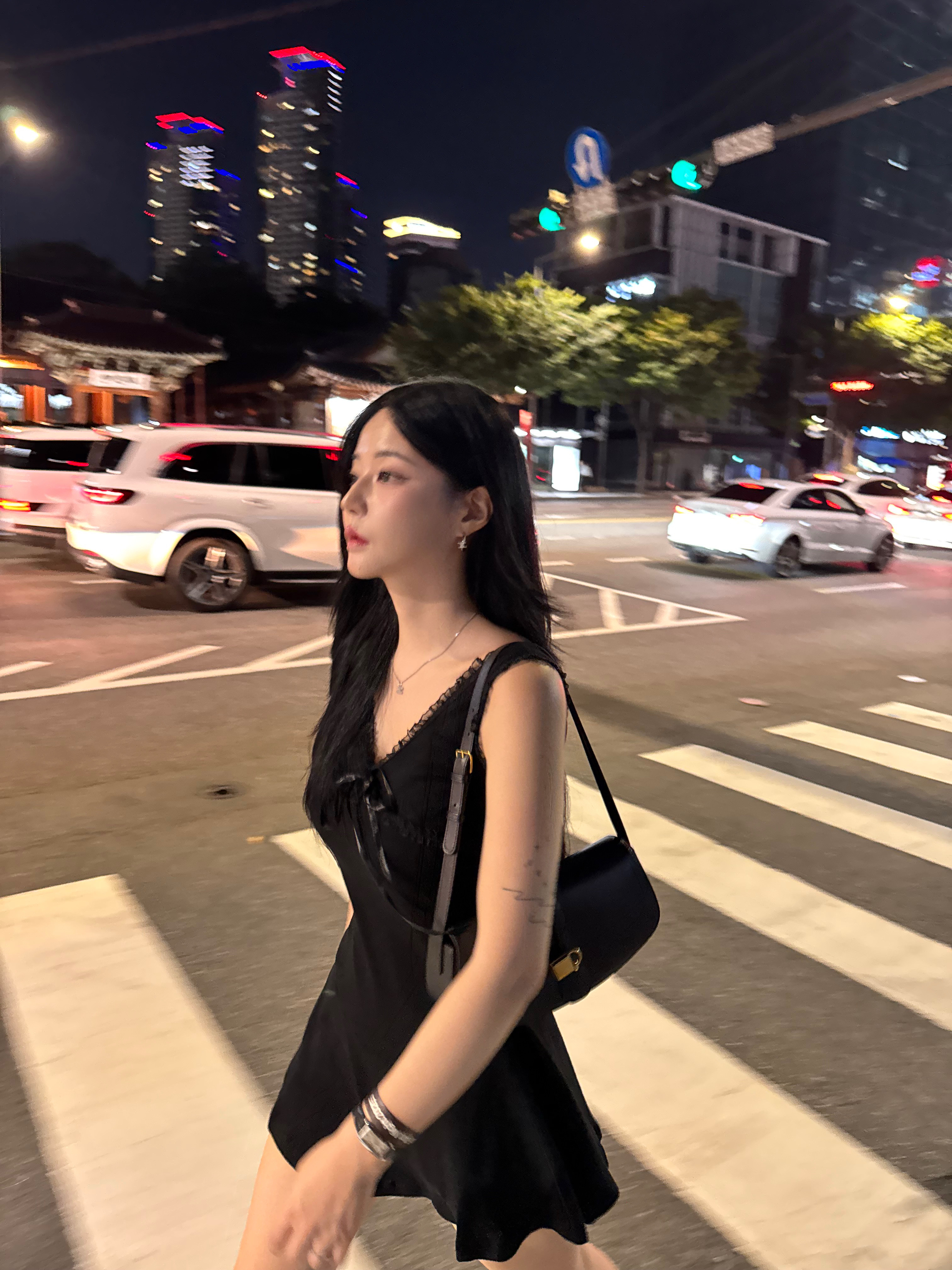 Celine Shoulder Bag Black, (W) Celine Triomphe Rhinestone Necklace in Brass with Rhodium Finish and Crystals Silver 착용 스타일 - 1