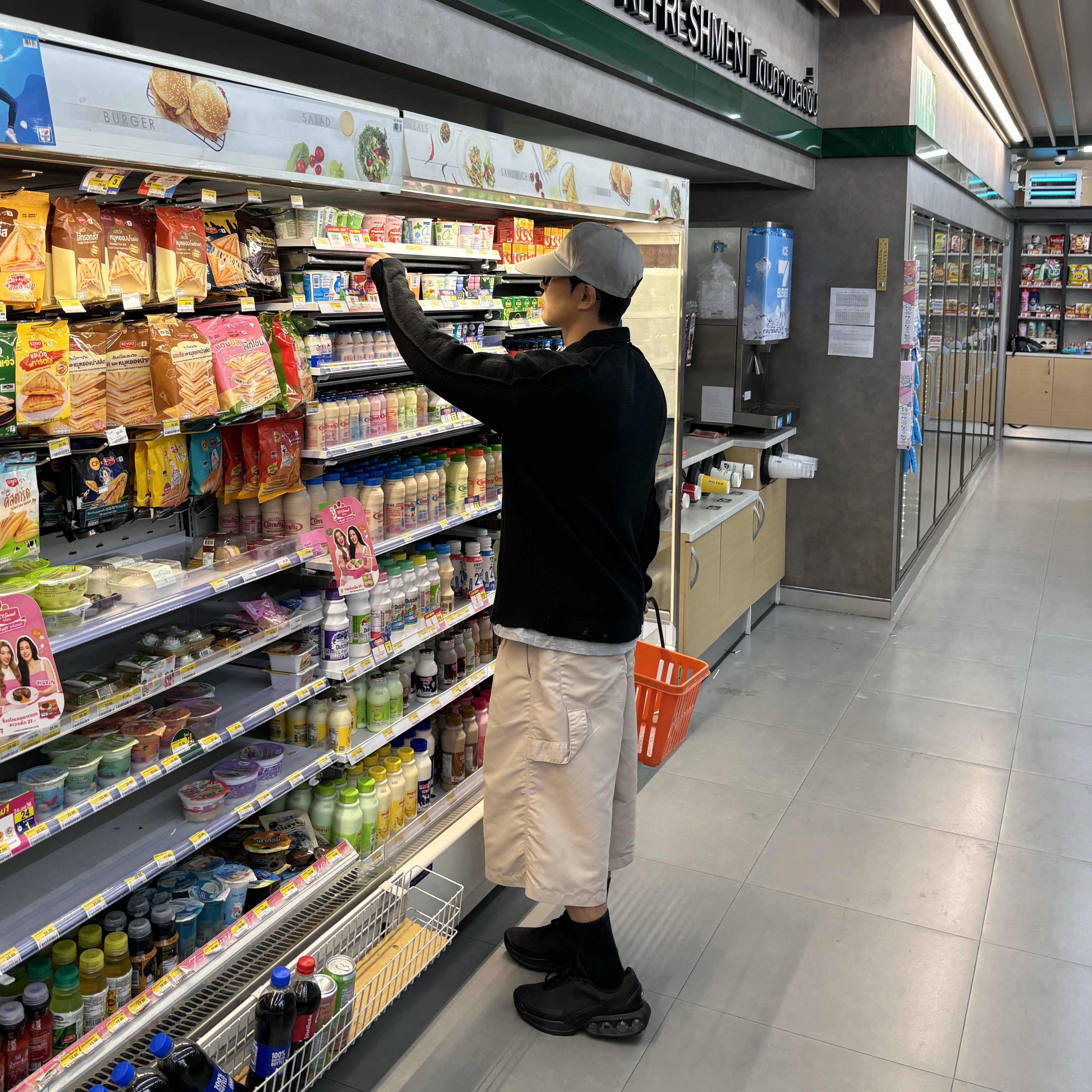 MJD x Koin Seoul Two Tuck Re-Nylon Wide Carpenter Bermuda Pants Beige, Xlim Ep.7 03 Jacket Black 착용 스타일 - 4