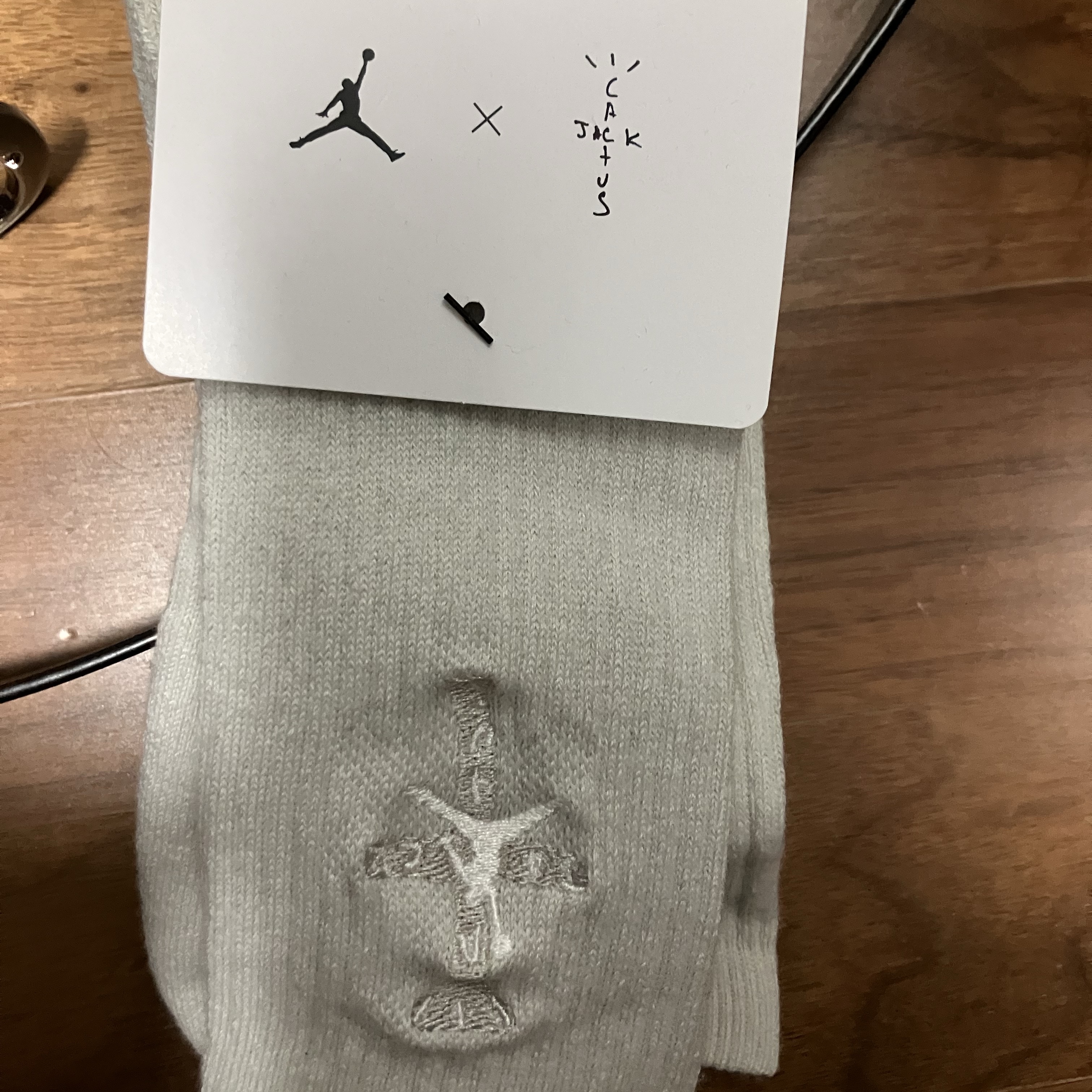 Jordan x Travis Scott Cushioned Crew Socks Light Bone 착용 스타일