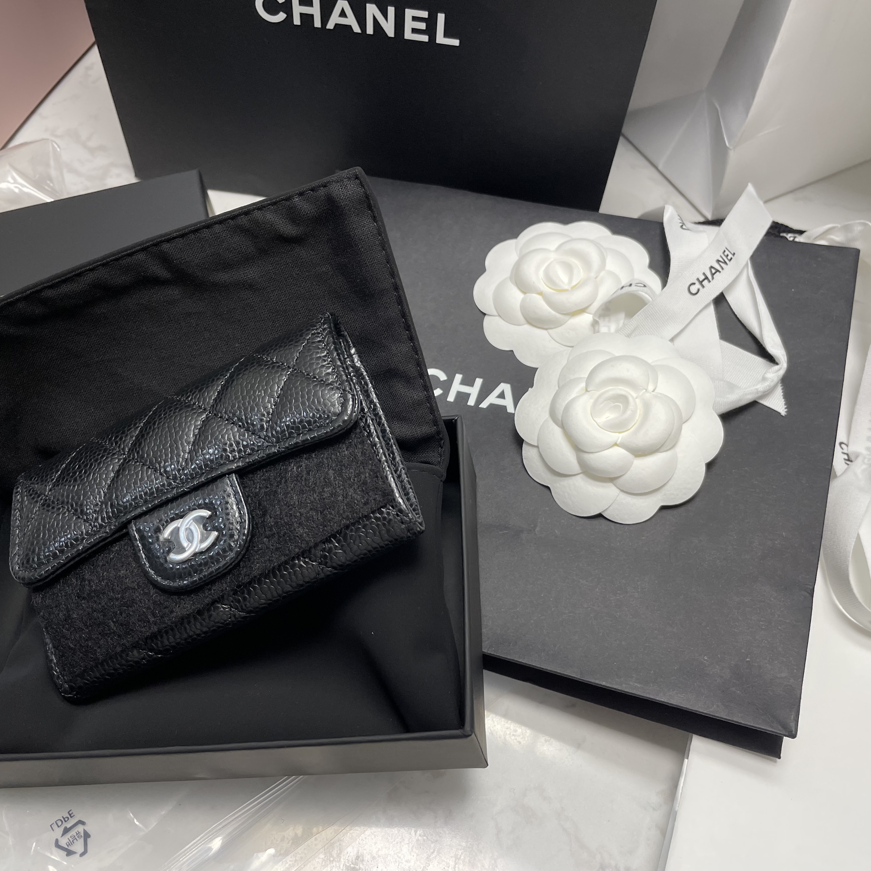 Chanel Classic Card Holder Grained Calfskin & Silver Black 착용 스타일