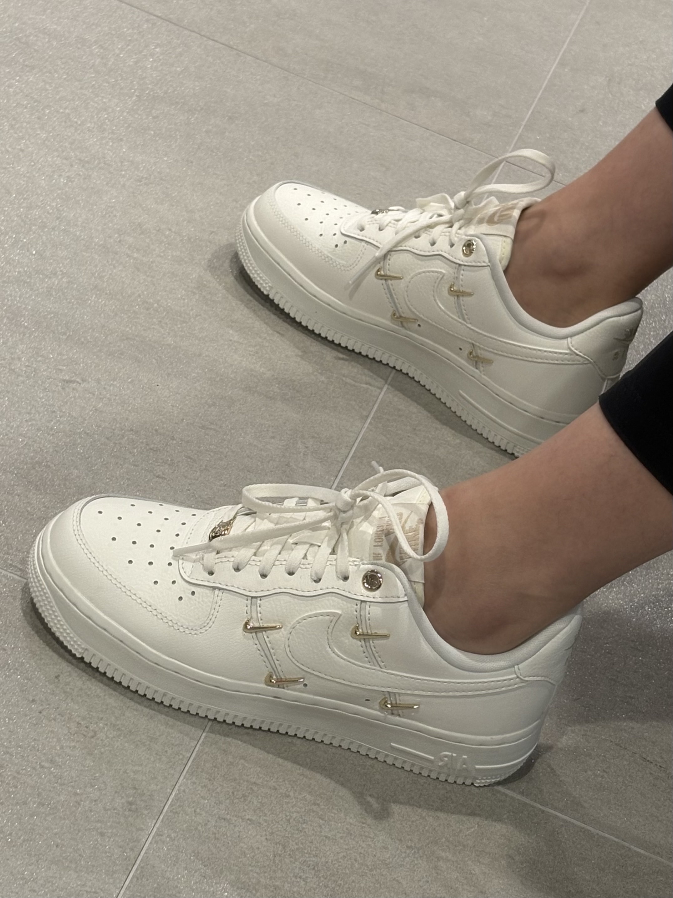 (W) Nike Air Force 1 Low '07 LX Sail Metallic Gold 착용 스타일 - 2