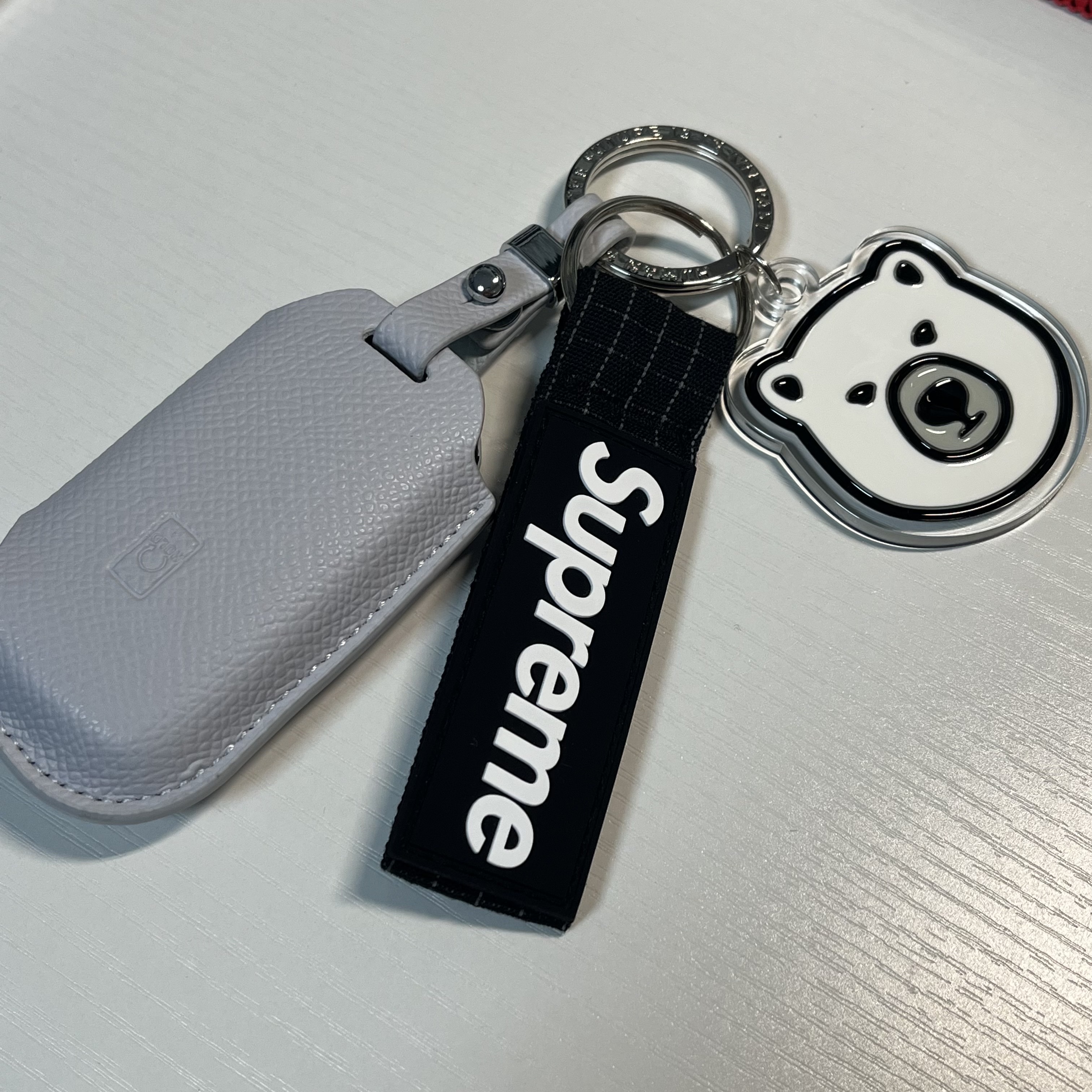 Human Made Acrylic Animal Keyring White 착용 스타일