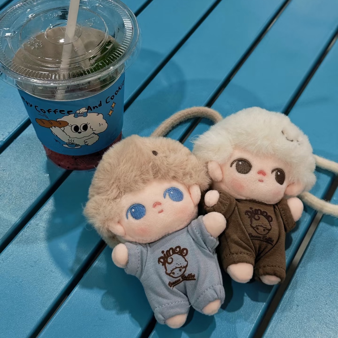 Pop Mart Dimoo Crush On Coffee Series Soft Faced Plush Keychain Sea Salt Cream Milk (Opened Case), Pop Mart Dimoo Crush On Coffee Series Soft Faced Plush Keychain Coconut Latte (Opened Case) 착용 스타일